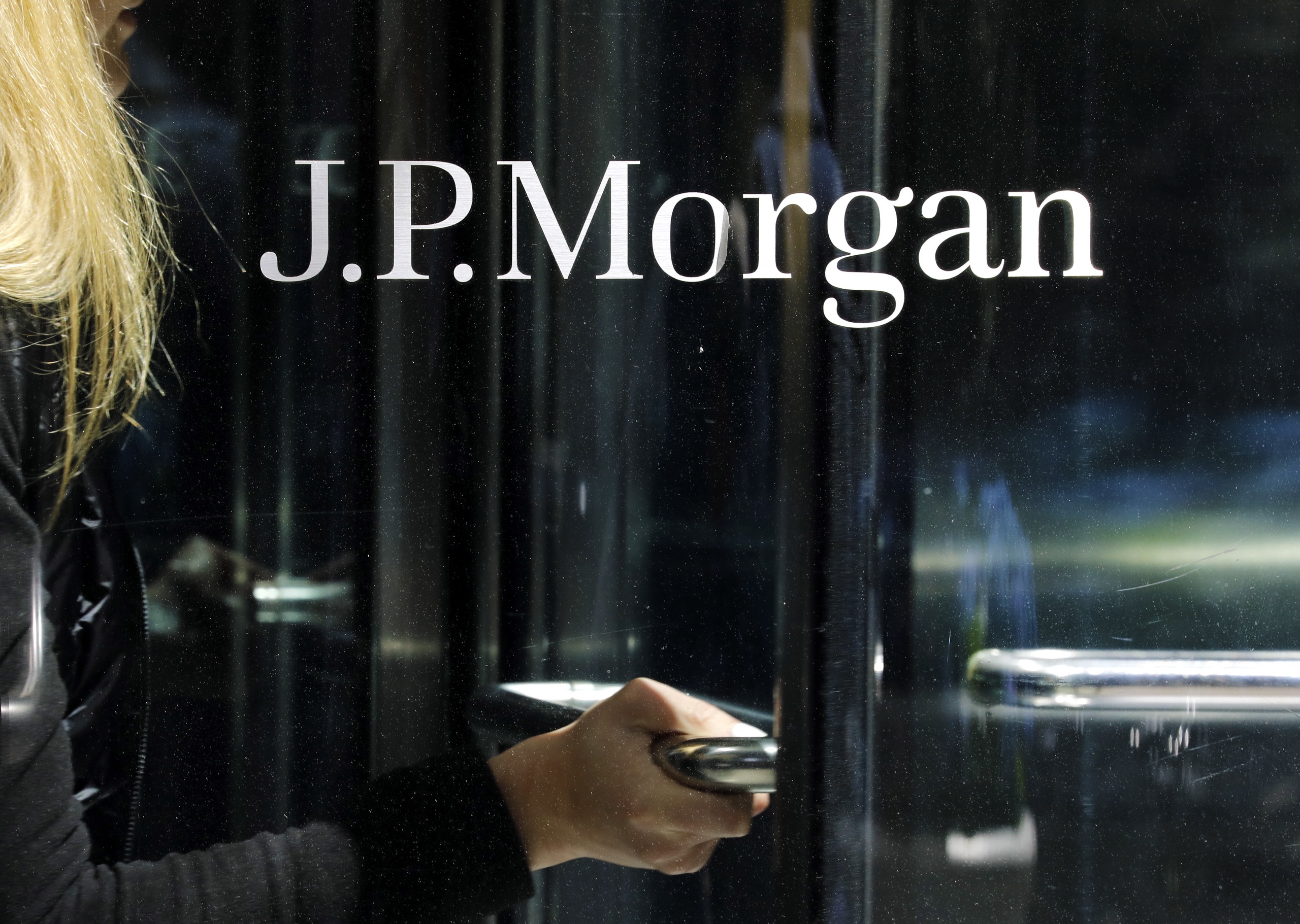 The American bank JP Morgan Chase saw profits rise sharply last quarter to a net amount of USD 14.5 billion. 