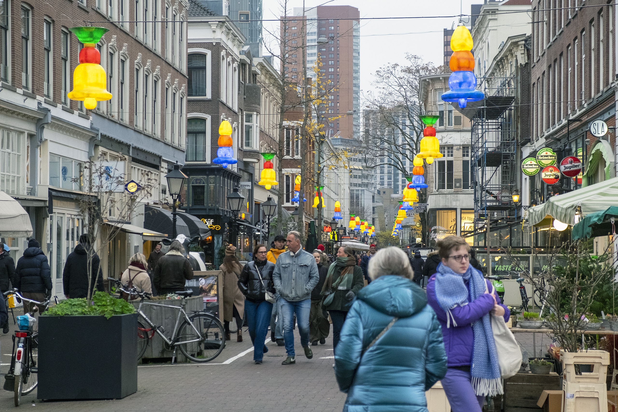 Het Centraal Planbureau (CPB) verwacht dat de koopkracht van een doorsnee Nederlands huishouden dit en volgend jaar met in totaal zo'n 4 procent daalt, ondanks het prijsplafond voor energie dat in januari gaat gelden. 