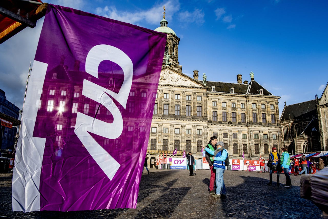 Een CNV-vlag op de Dam in Amsterdam