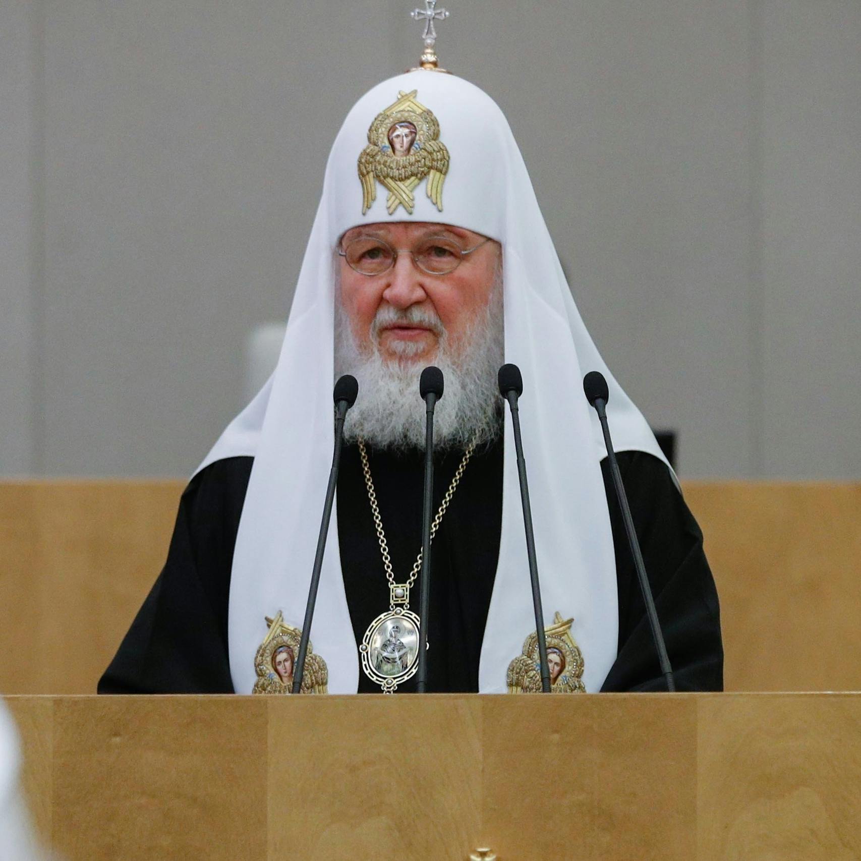 Russisch orthodoxe kerk zuivert gelederen