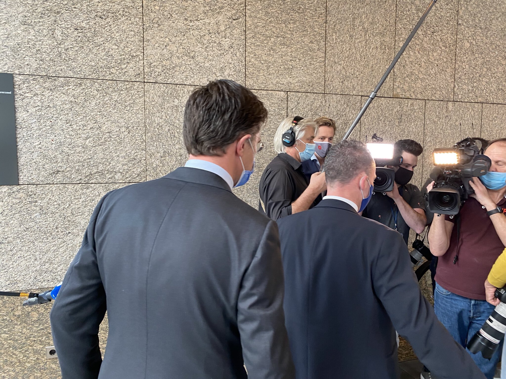 Premier Rutte op weg naar de Tweede Kamer