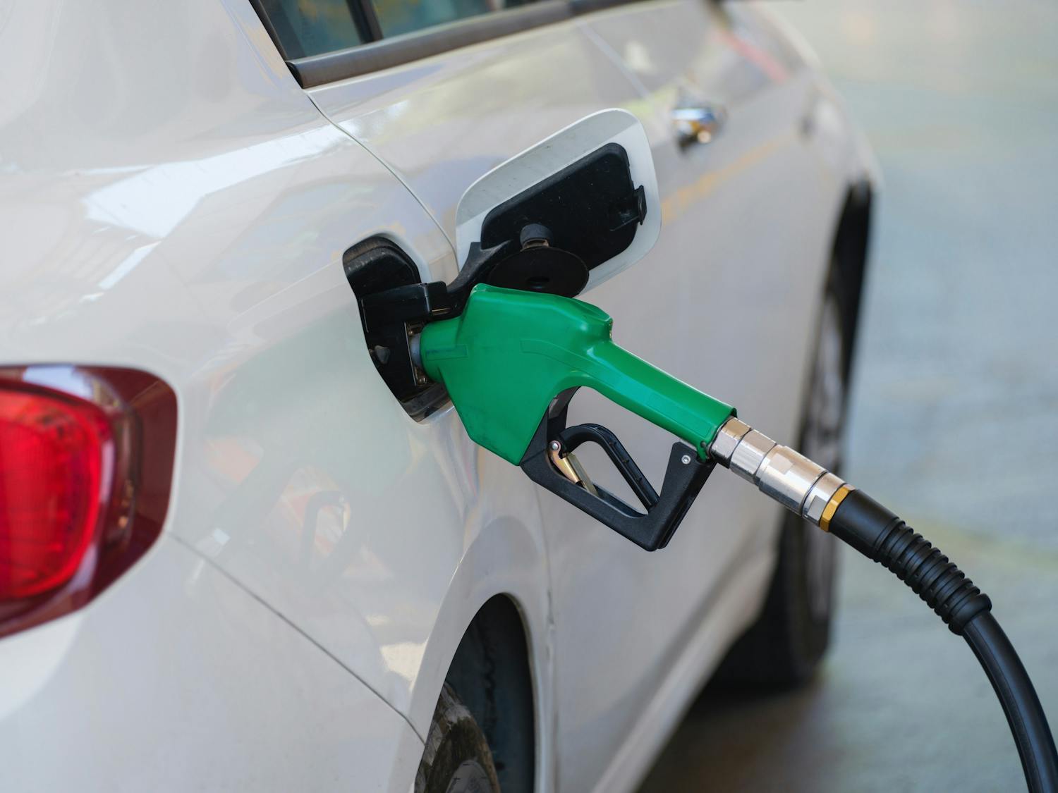 La benzina diventa molto più economica in breve tempo, ma i prezzi del petrolio stanno aumentando