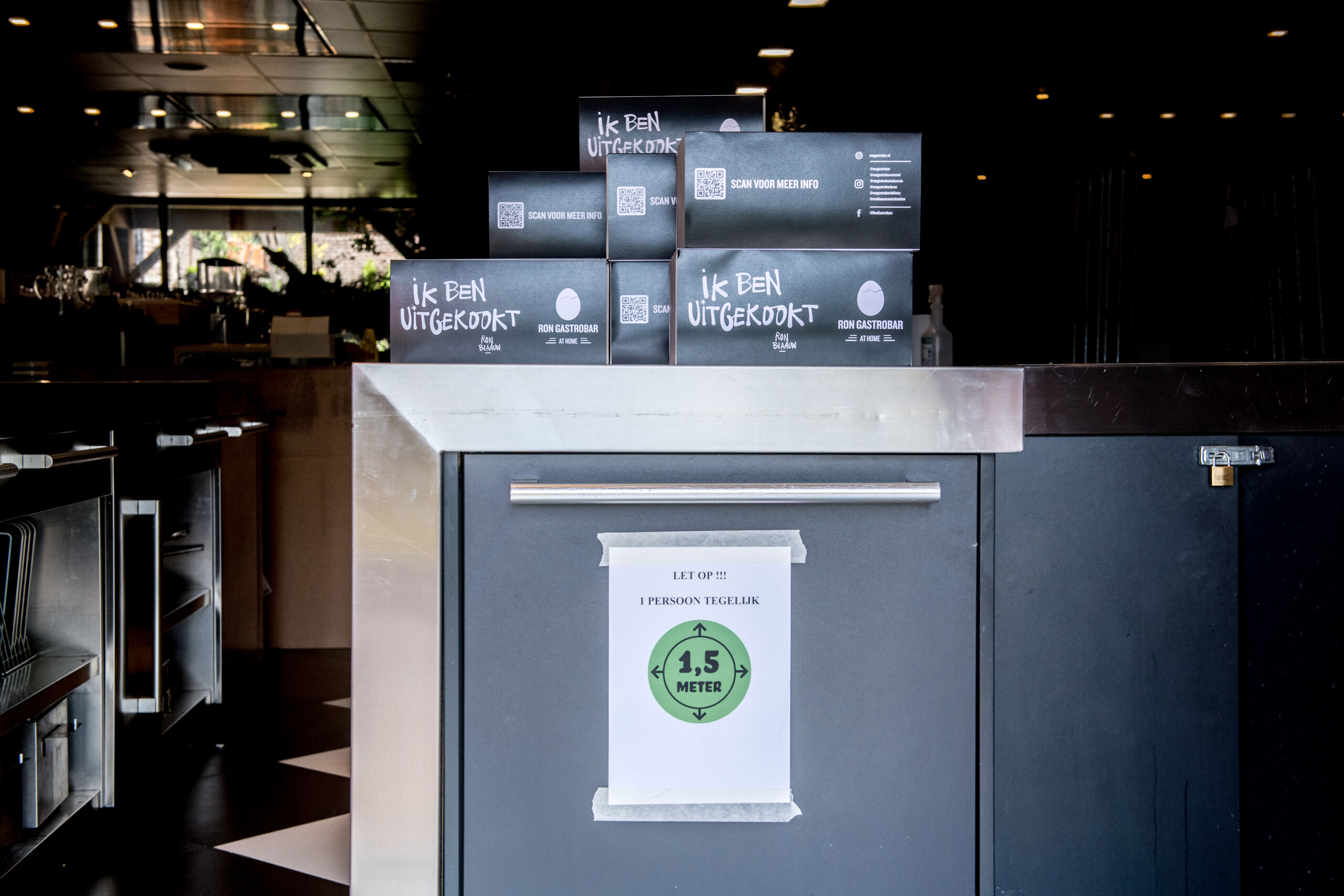 Klanten halen een Indonesische rijsttafel af bij Librije's Atelier van Jonnie en Therese Boer. Het gerecht is gemaakt door sterrenchef Ron Blaauw en wordt wegens het coronavirus aangeboden in boxen op verschillende plekken.