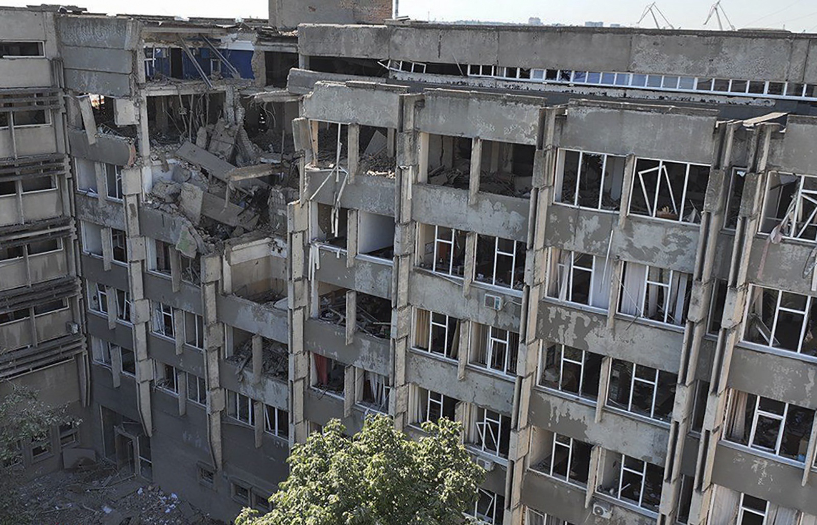 Gebombardeerde woonwijk in Mykolaiv