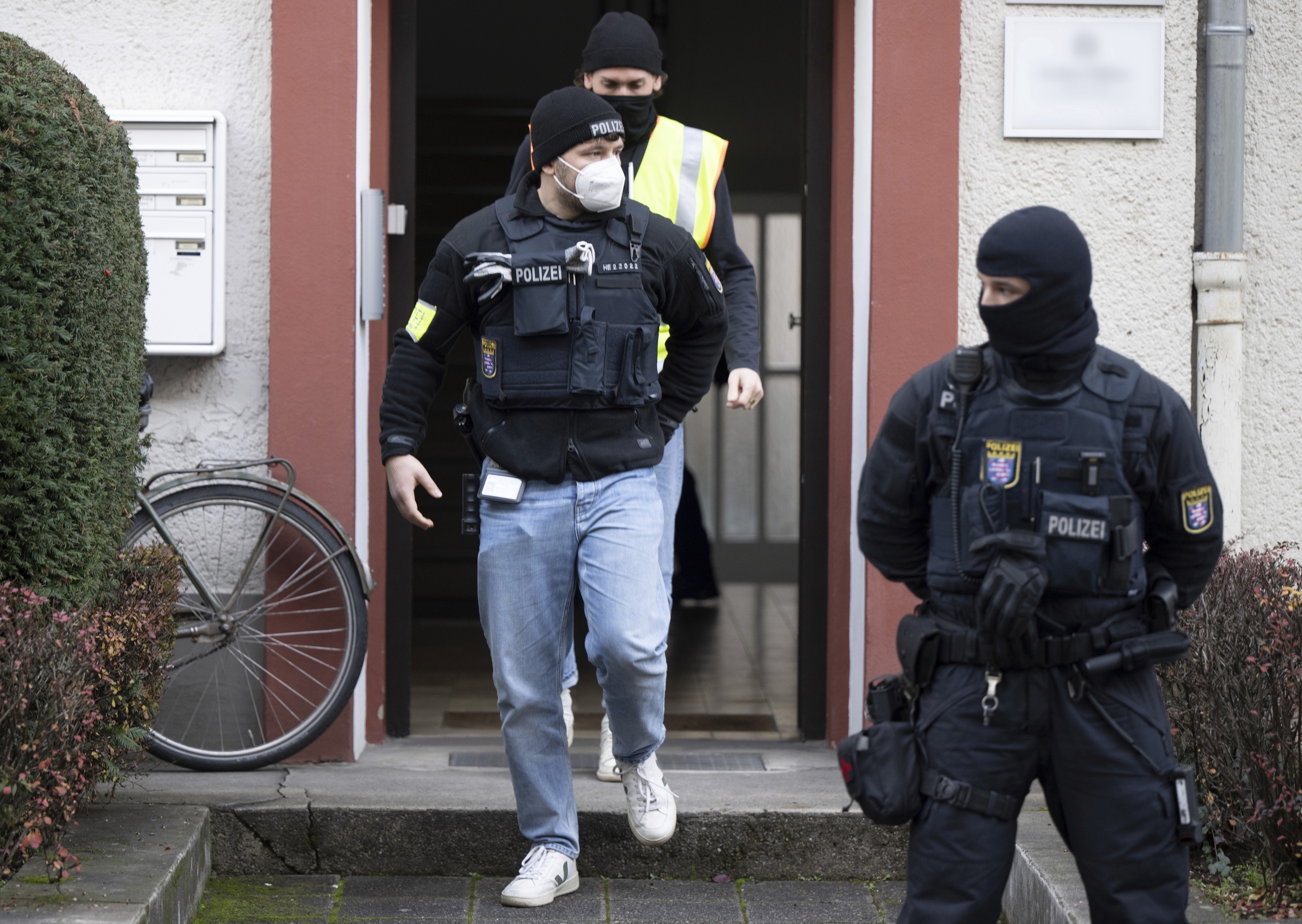 Op meer dan honderd locaties deed de politie in Duitsland, Italië en Oostenrijk invallen.