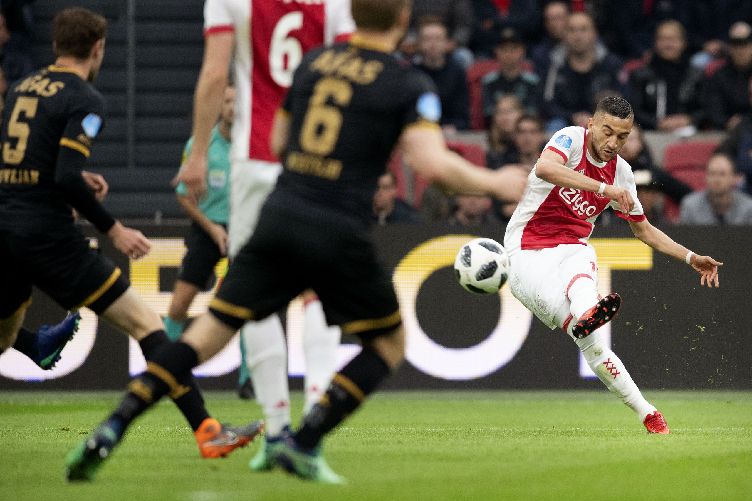 Hakim Ziyech van Ajax in actie tegen AZ