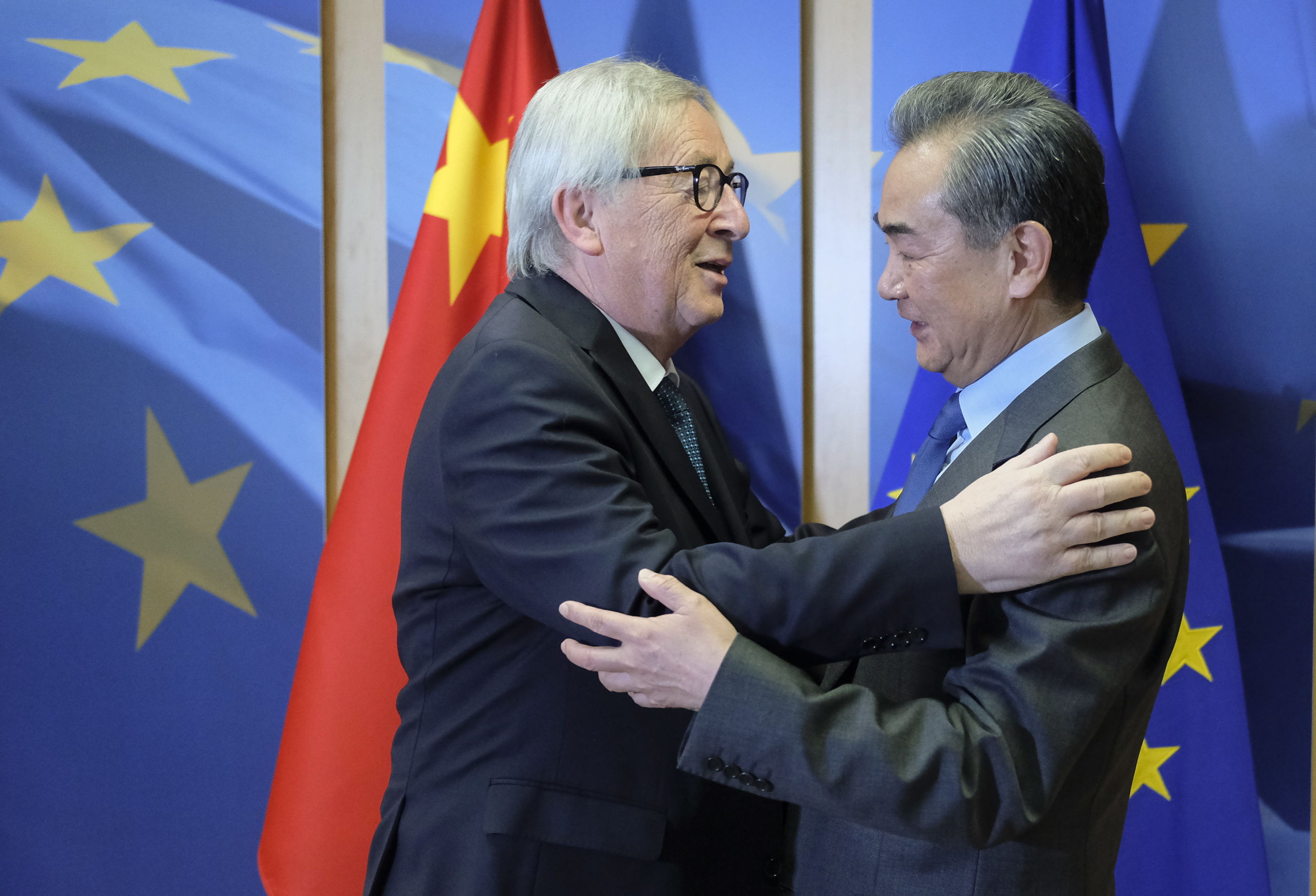 Jean-Claude Juncker begroet de Chinese minister van Buitenlandse Zaken Wang Yi. EPA/OLIVIER HOSLET