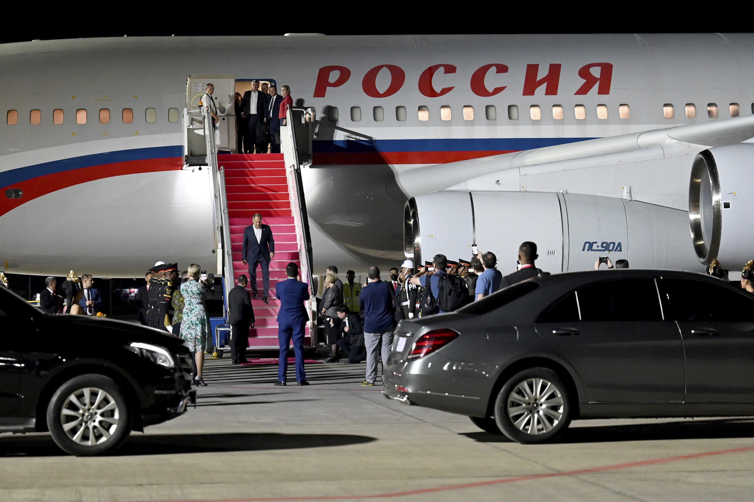 De Russische minister van Buitenlandse Zaken Sergej Lavrov is na aankomst in Indonesië naar het ziekenhuis gebracht. Het Indonesische ministerie van Gezondheid zegt dat hij meerdere keren langs is geweest voor een 'controle', maar dat hij 'godzijdank gezond' is.