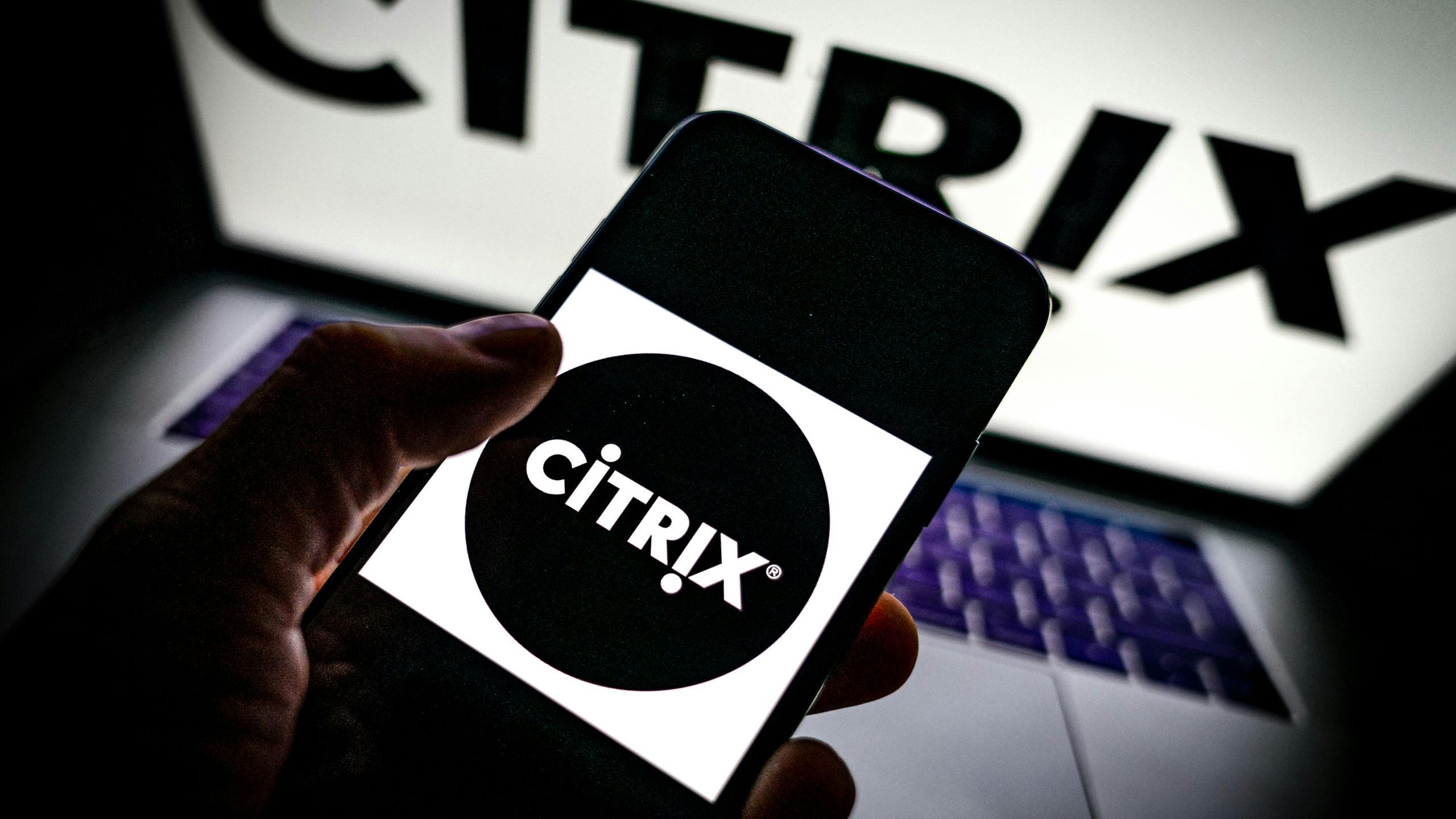 ILLUSTRATIEF - Een laptop en telefoon met het logo van Citrix. Diverse bedrijven zijn gestopt met het gebruik van de VPN-software nadat er een ernstig lek ontdekt is. Foto: Rob Engelaar / Hollandse Hoogte