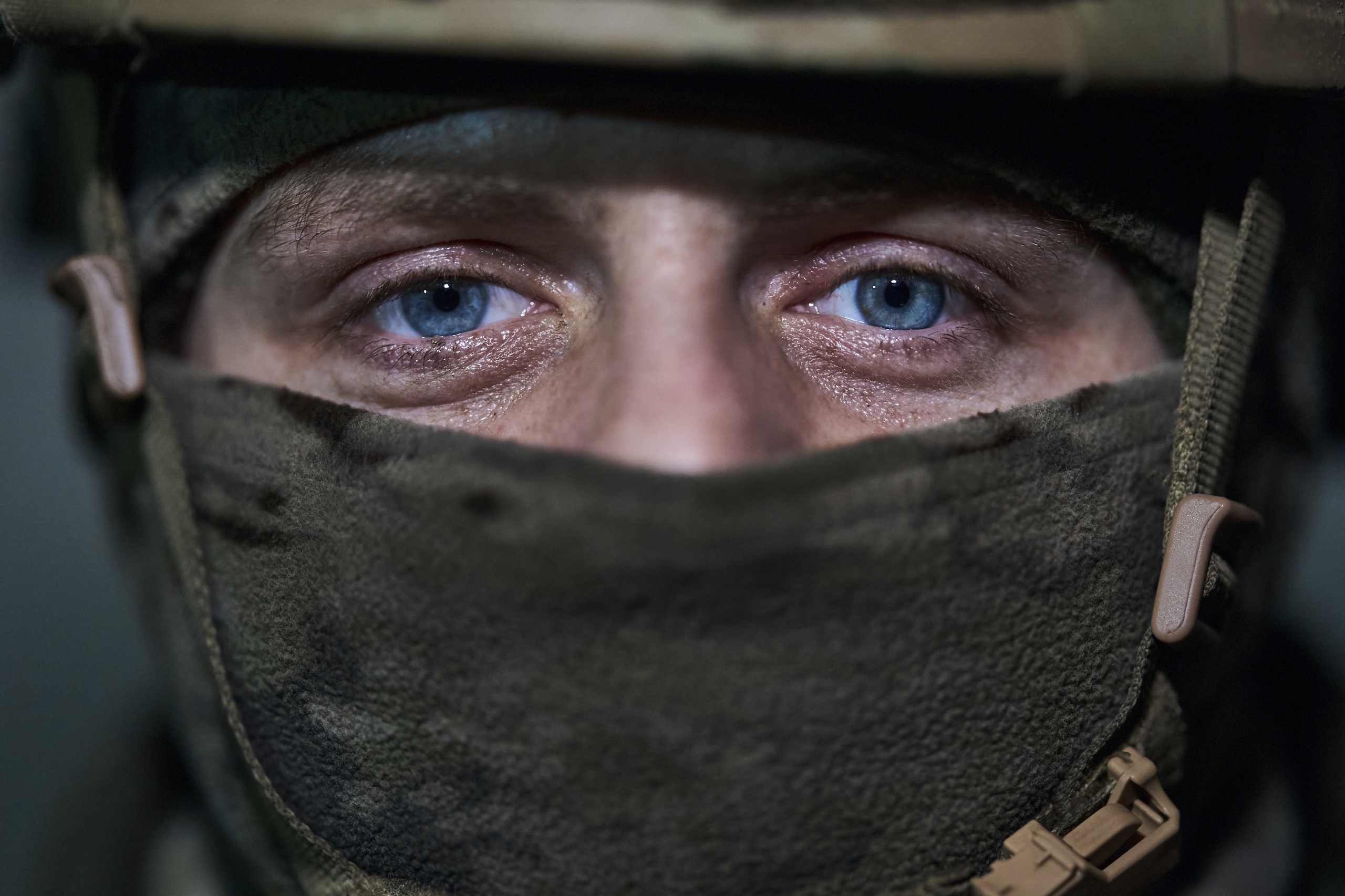 Een Oekraiens militair schuilt aan het front in Bachmoet. In het oosten van Oekraïne verliest Rusland wekelijks zo'n 2.000 militairen voor 100 meter terreinwinst. 