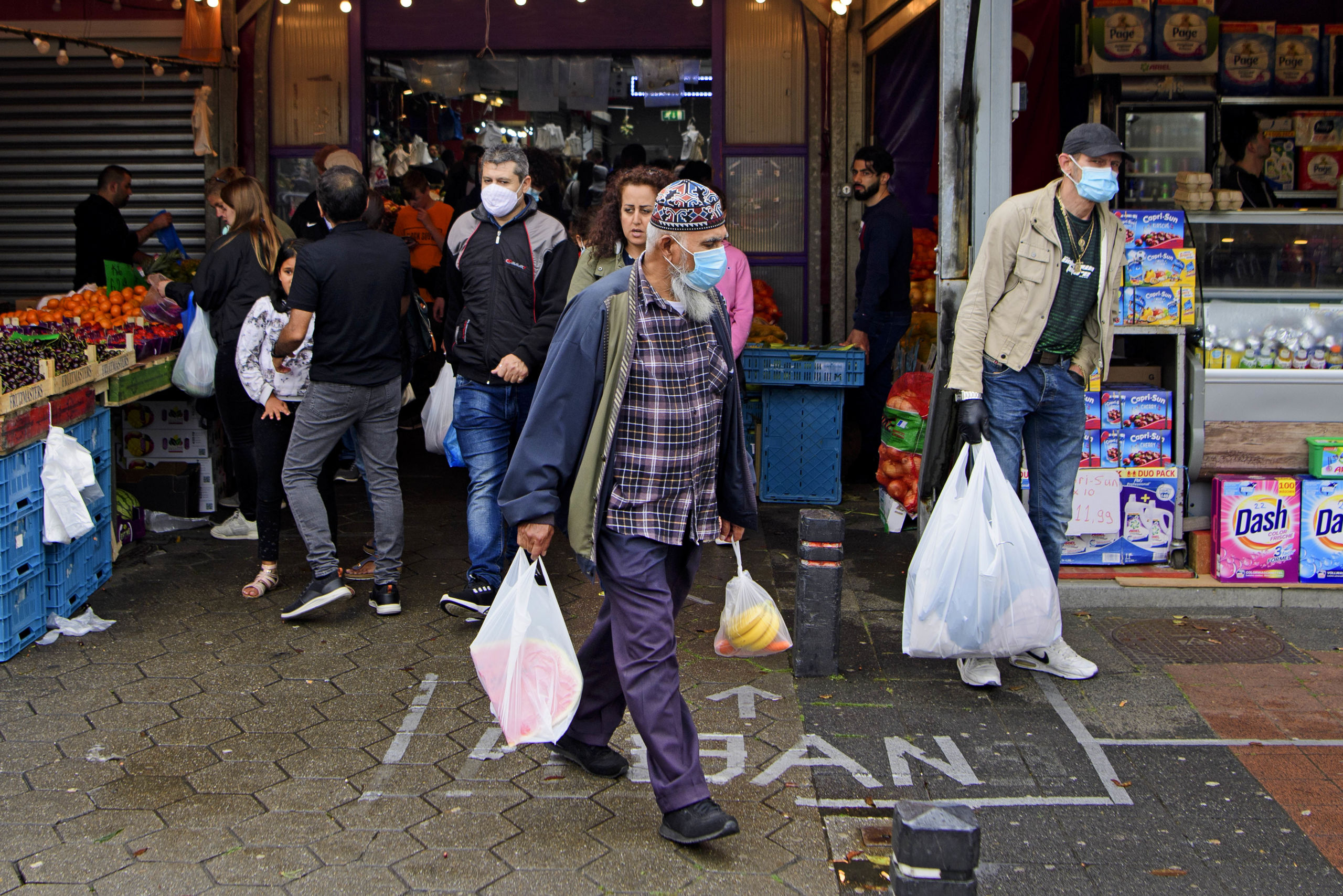 De meeste bezoekers van De Bazaar dragen mondkapjes. De markt vraagt alle bezoekers een mondkapje te dragen, als maatregel tegen het coronavirus.