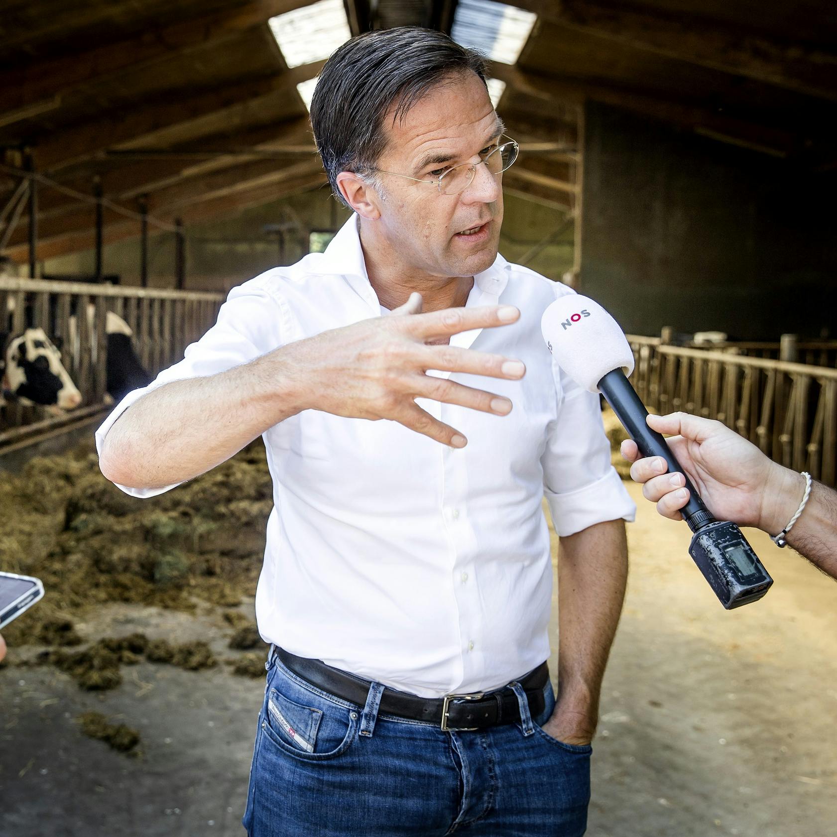 Rutte voert emotioneel gesprek met kritische boeren in Leusden
