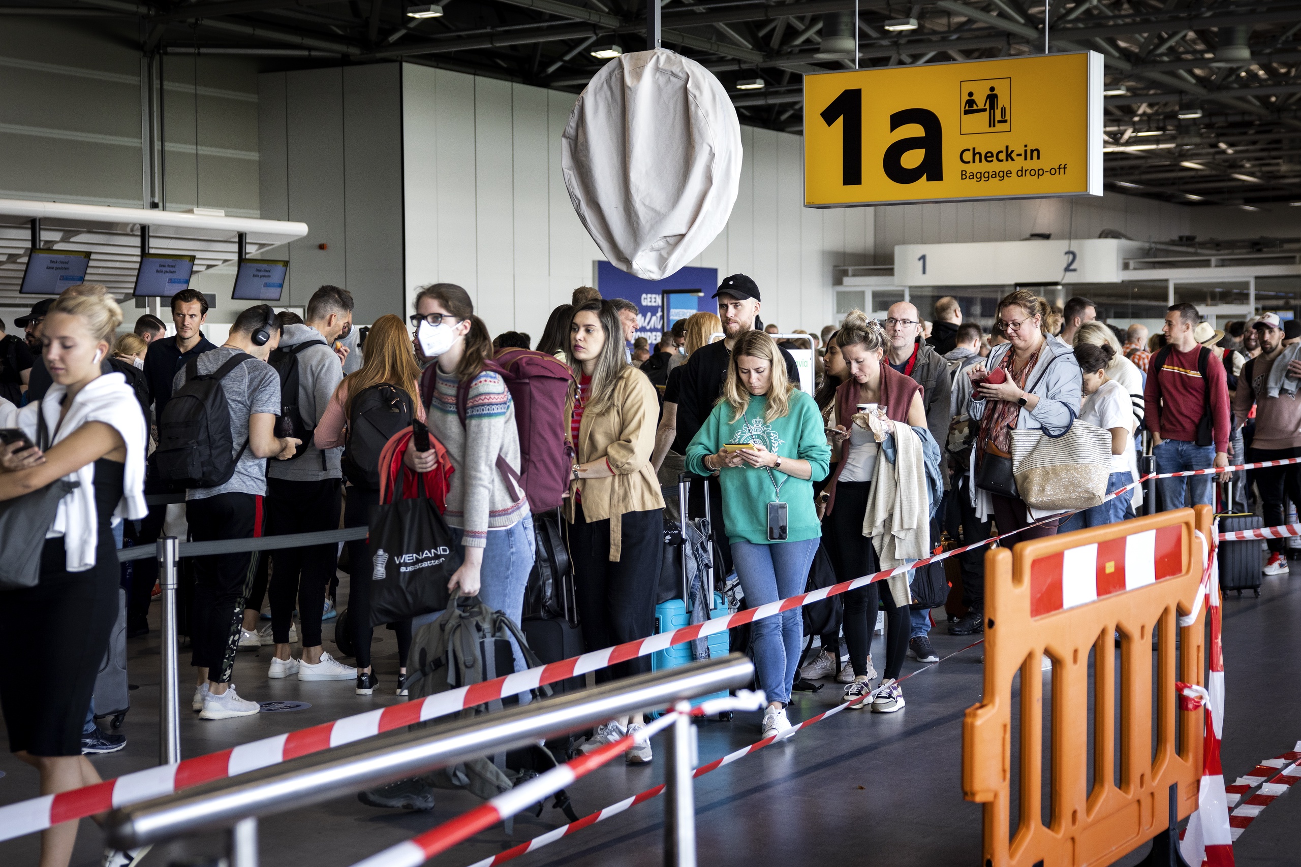SCHIPHOL - Reizigers op luchthaven Schiphol. KLM is begonnen met het annuleren van vliegreizen van passagiers die van Schiphol zouden vertrekken om onhoudbare drukte te voorkomen. Zaterdag gaan 34 vluchten niet door, voor zondag en maandag zoekt KLM nog uit hoeveel reizen worden getroffen. ANP RAMON VAN FLYMEN