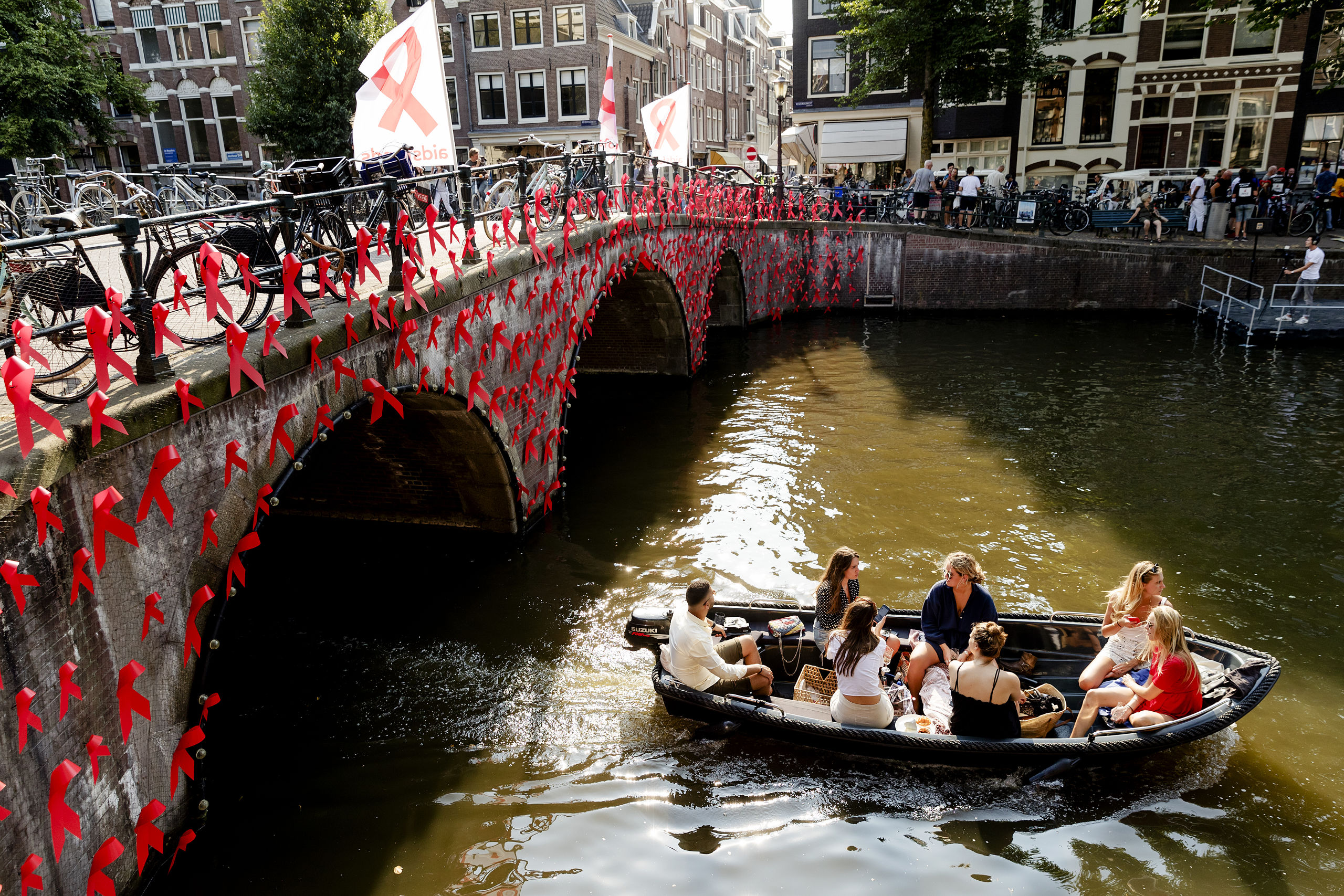 Met rode Ribbons versierde brug onderweg van de fakkeltocht Positive Flame door de binnenstad om aandacht te vragen voor mensen met hiv. De fakkeldragers zijn mannen en vrouwen die leven met hiv in Nederland. De fakkeltocht vond plaats in de week van de internationale aidsconferentie AIDS2018.