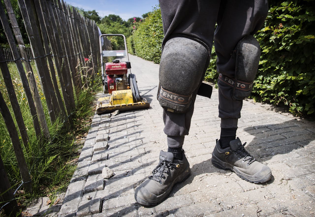 NOOTDORP - Een stratenmaker aan het werk. De politiek praat al jaren tevergeefs over een oplossing voor mensen met zware beroepen die niet in staat zijn om langer door te werken, zoals in de zorg of de bouw.