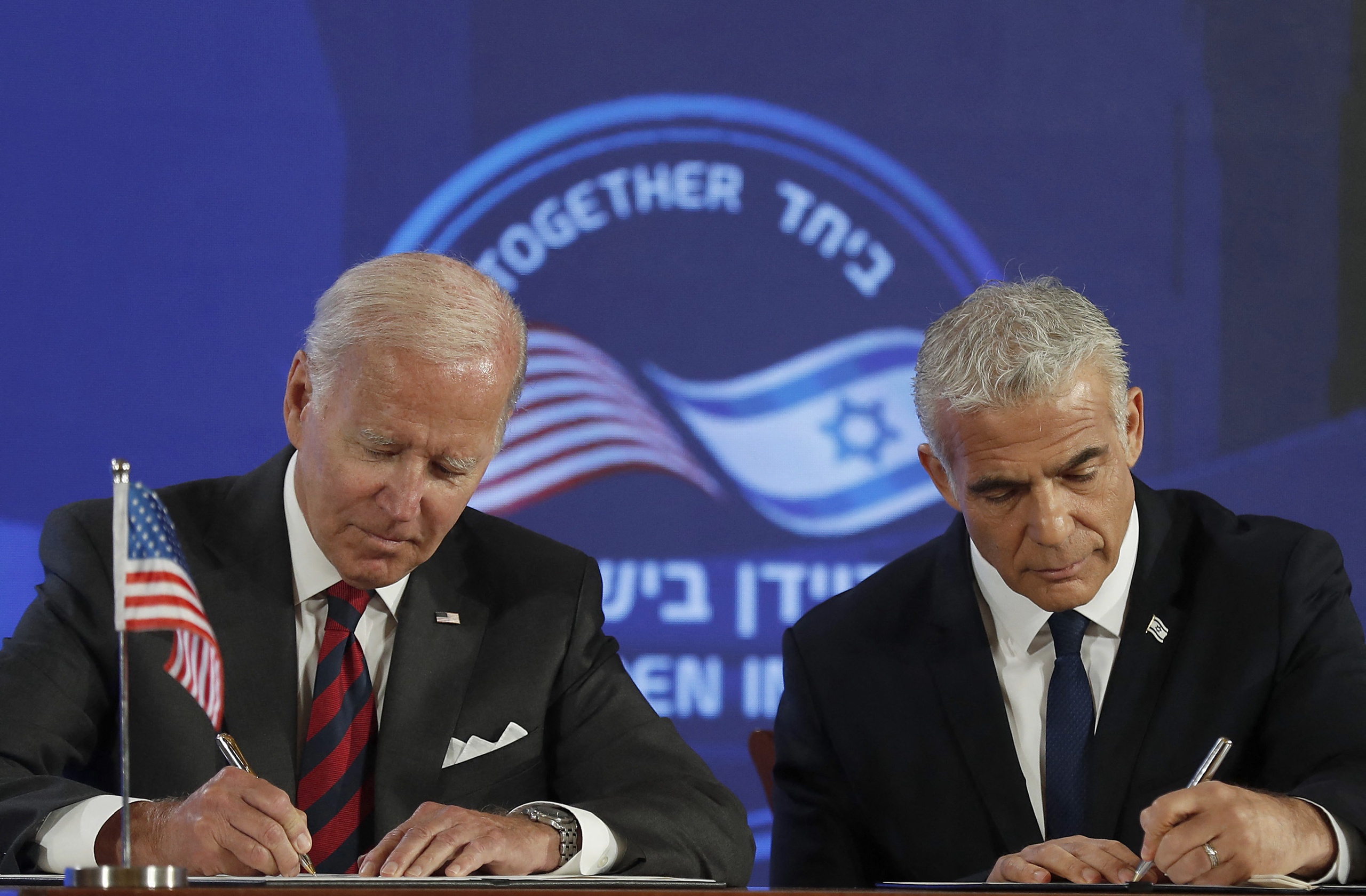 De Amerikaanse president Joe Biden en de Israëlische premier Yair Lapid tekenen de 'Jeruzalem declaratie'