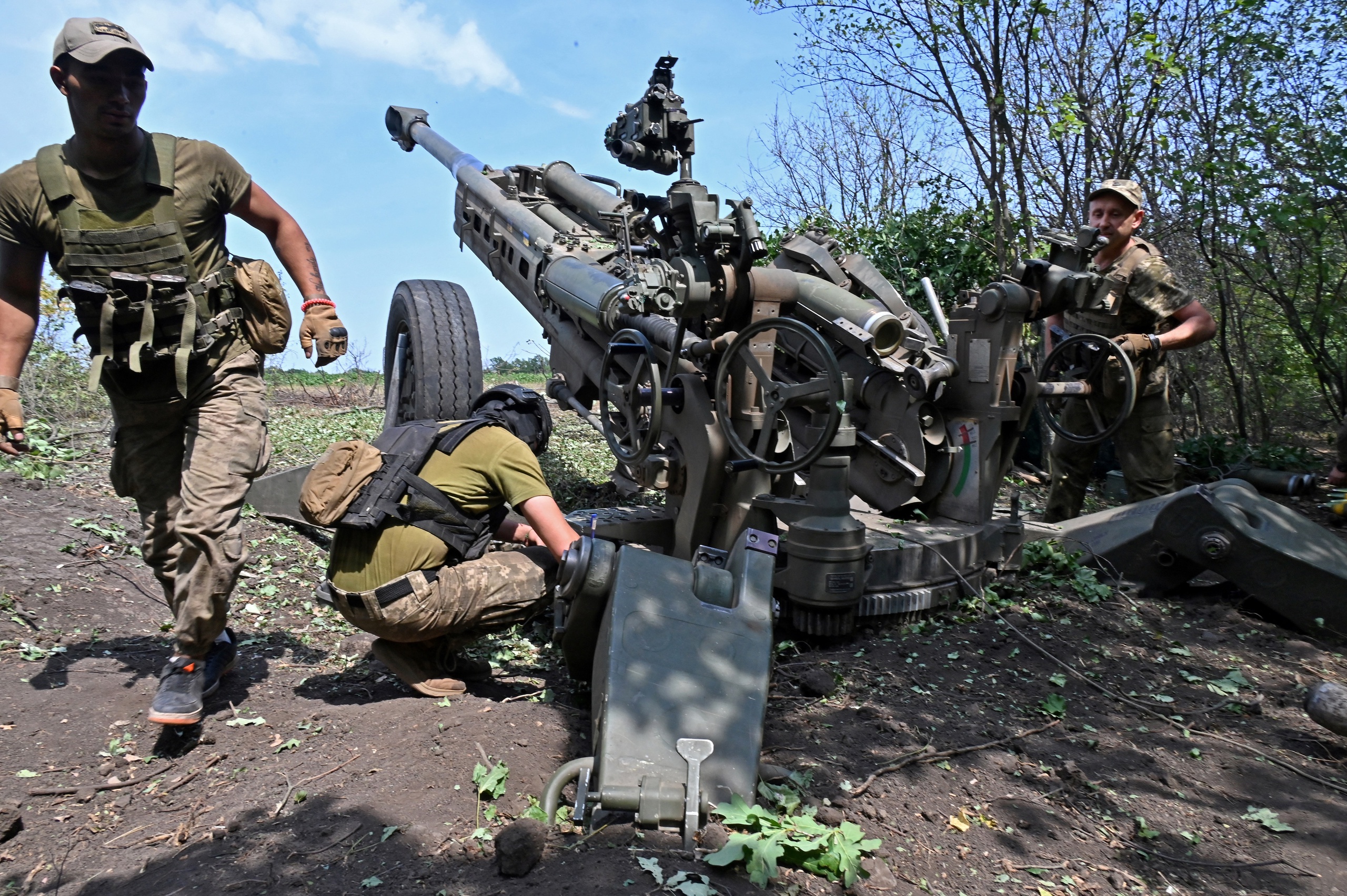 Oekraïense troepen klaar om een Amerikaanse M777 howizer af te vuren vanaf de frontlinie in de buurt van Charkov. 1 augustus 2022.