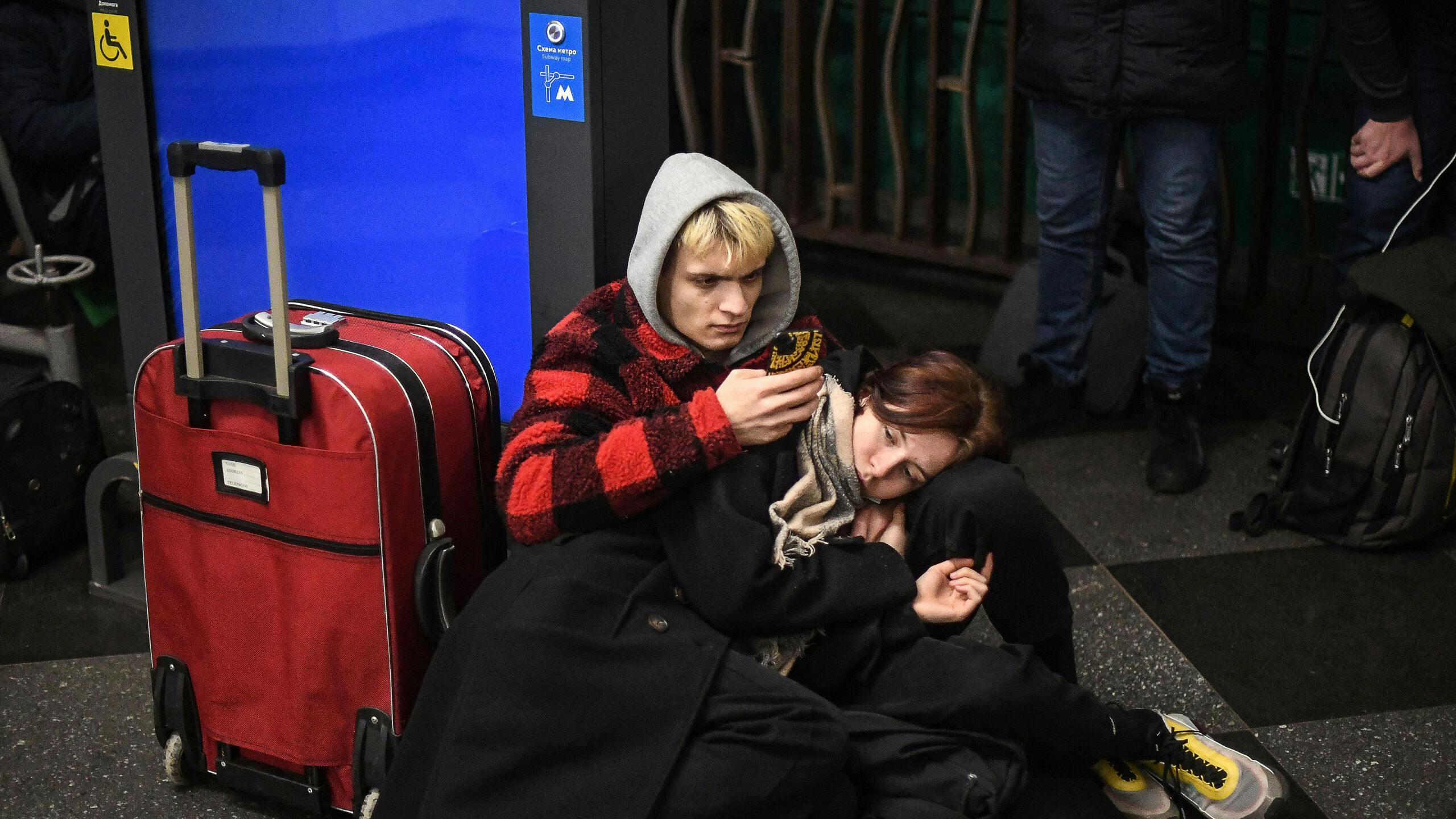 Inwoners van Kiev schuilen in de metro
