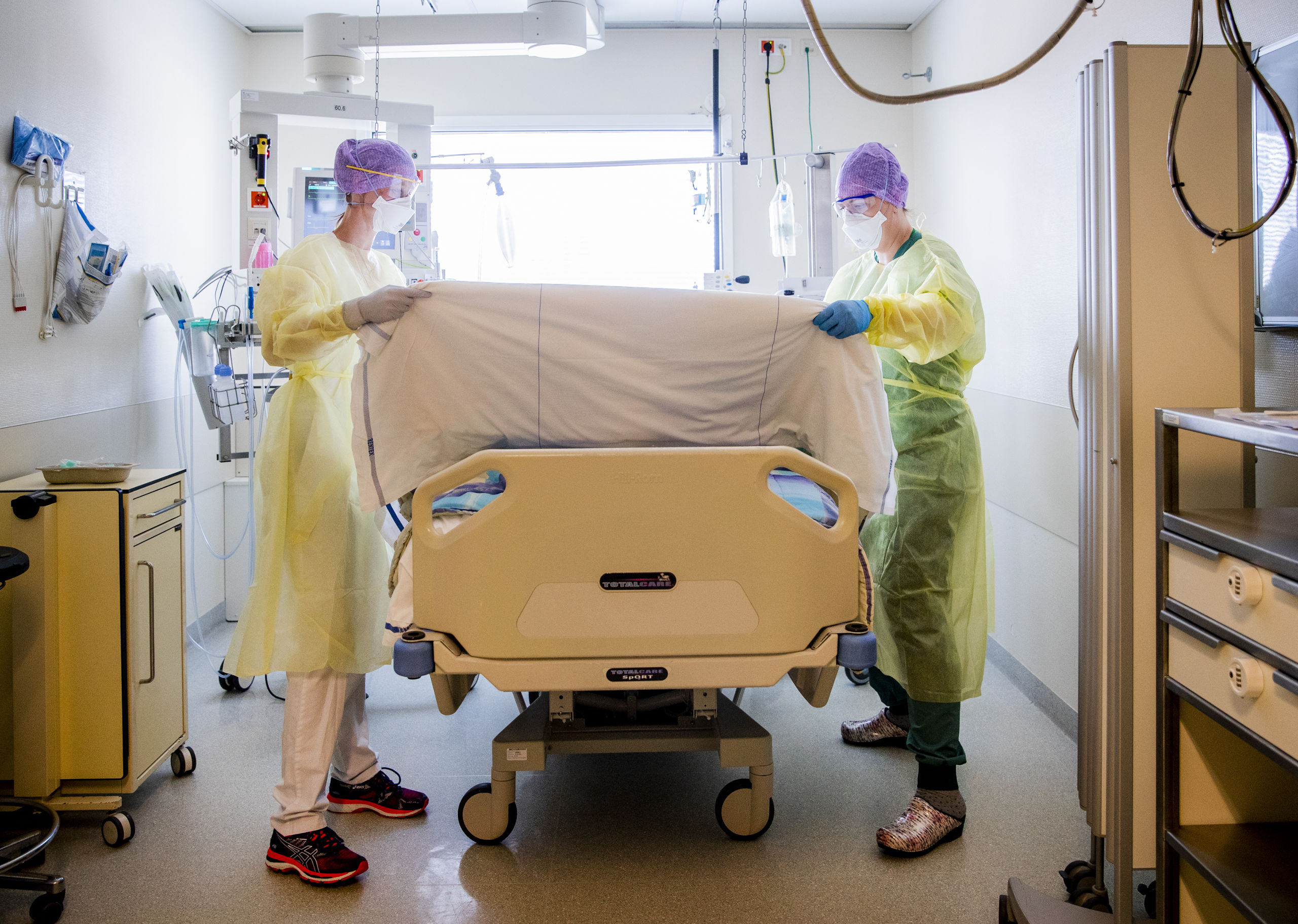 2020-05-12 13:12:49 Care workers in the intensive care unit (IC) of the HMC Westeinde hospital in The Hague, The Netherlands, May 12, 2020. The hospital expanded the number of beds in the ICU at the beginning of the corona crisis. ANP REMKO DE WAAL