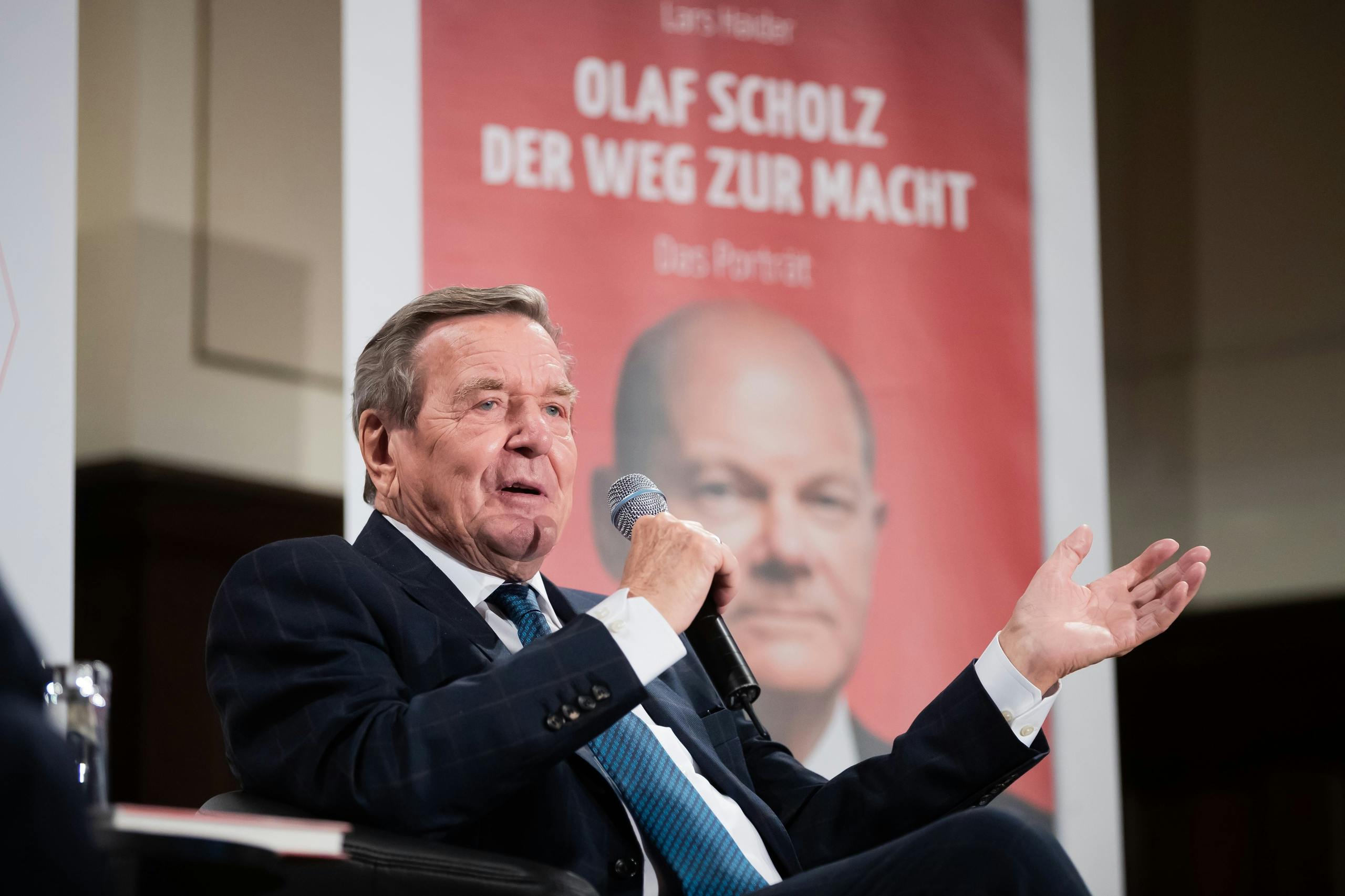 Gerhard Schröder darf Mitglied der Regierungspartei SPD bleiben