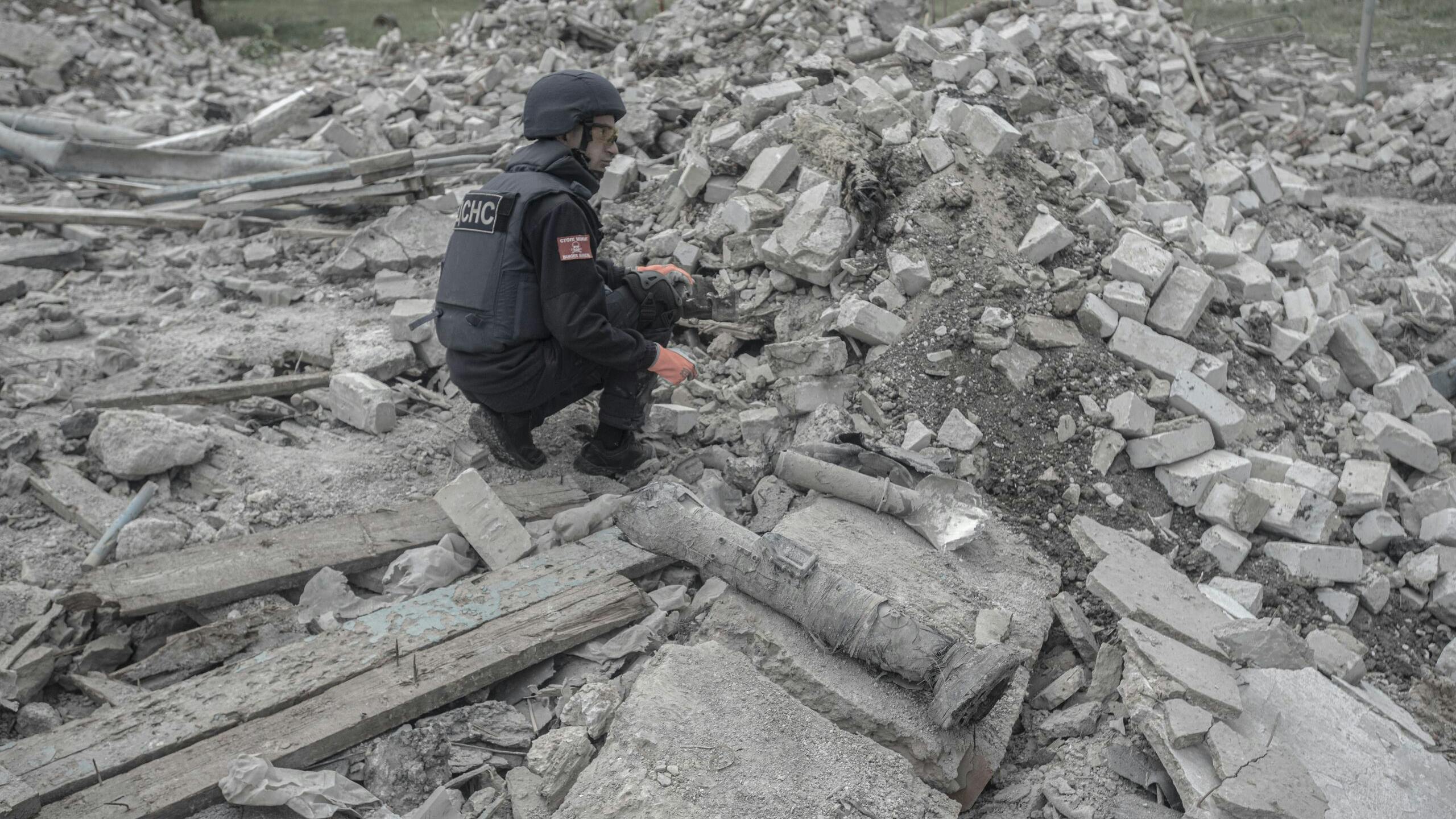 Vernietigd schoolgebouw in Bakhmur, Donbas,