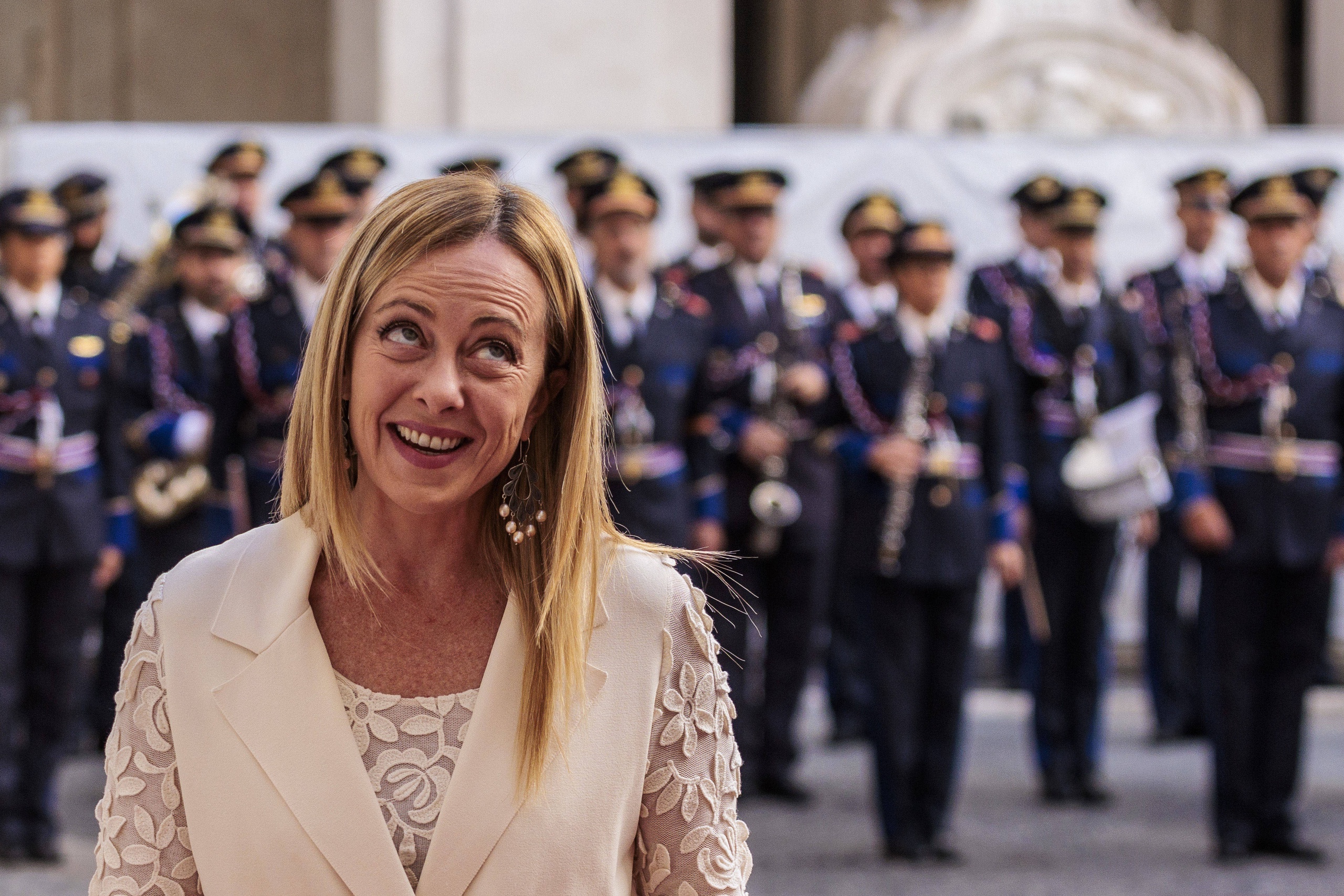 Il primo ministro italiano Giorgia Meloni accoglie a Roma il re del Bahrein.  Dato che l’economia italiana ha un tasso di crescita molto lento, la Meloni deve scegliere tra due mali.  Un aumento di 24 miliardi di euro significa un grande debito con interessi elevati. 