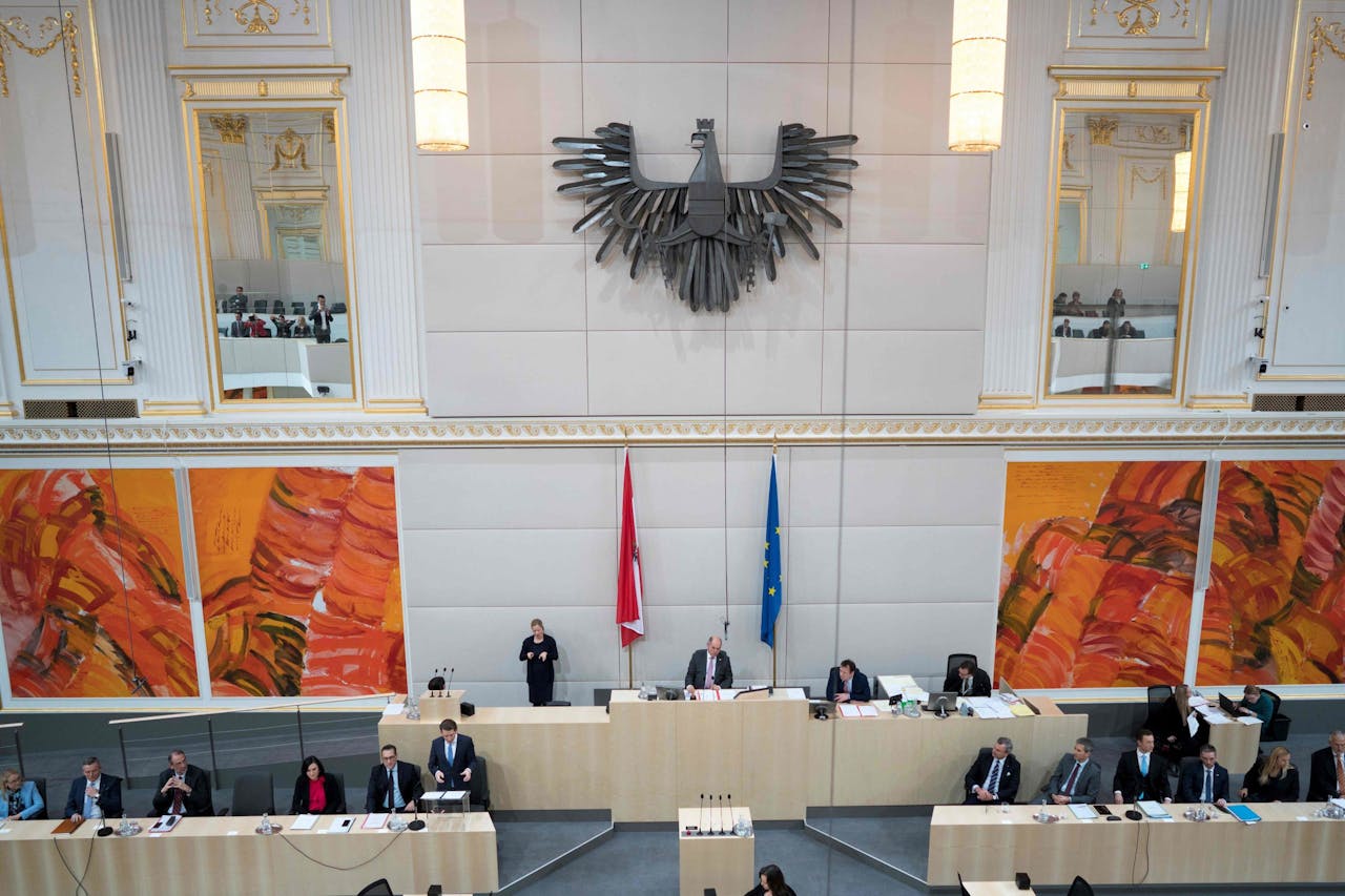 2017-12-20 17:38:20 Austrian Chancellor Sebastian Kurz (6thL-ÖVP) speaks next to Austrian vice-chancellor Heinz-Christian Strache (5thL, FPÖ) during a special meeting of the Austrian National Assembly at the temporary parliamentary assembly hall at Vienna Castle on December 20, 2017. / AFP PHOTO / JOE KLAMAR
