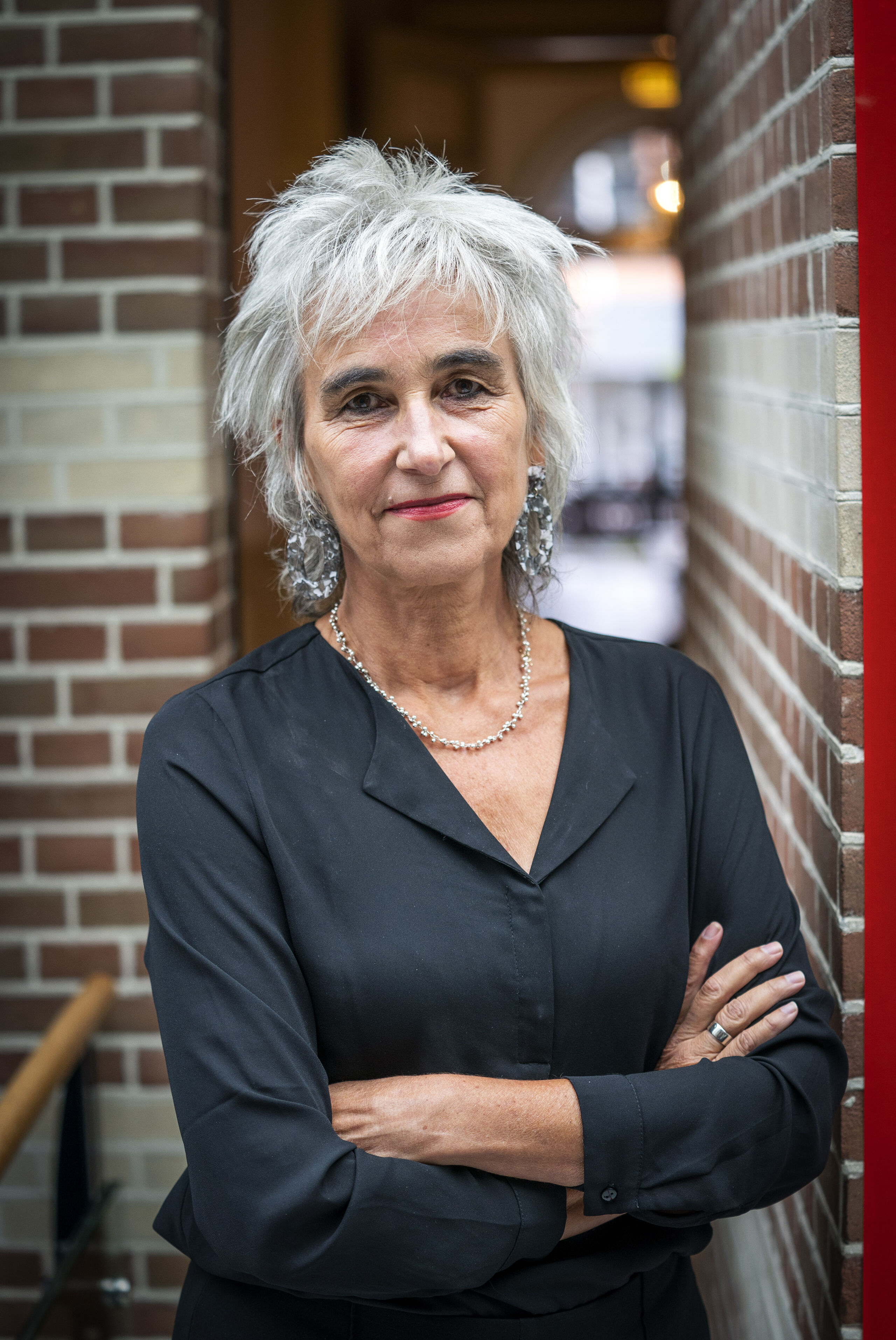HILVERSUM - Viroloog Marion Koopmans neemt het eerste exemplaar van het boek PANdemIC, Corona Close-up in ontvangst in Museum Hilversum. In dit boek zijn momenten van de coronacrisis vastgelegd met beelden die zijn ingestuurd bij de fotografiewedstrijd van sociaal initiatief Care4Corona. ANP JEROEN JUMELET