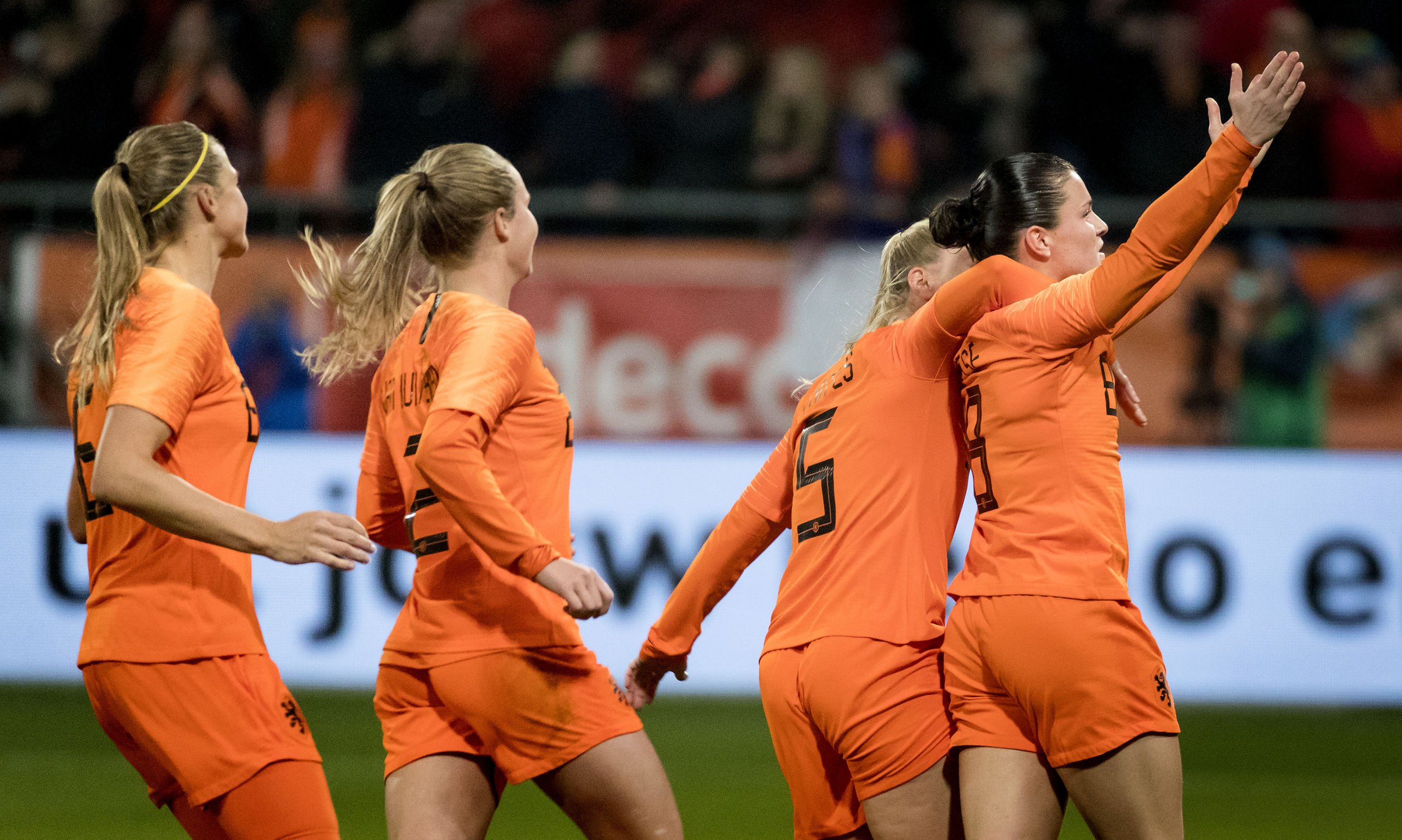 UTRECHT - Sherida Spitse van het Nederlands vrouwenelftal viert haart 1-0 tegen Zwitserland. De Oranjevrouwen strijden in de play-offwedstrijd tegen Zwitserland voor een plaats bij het WK 2019 in Frankrijk. ANP KOEN VAN WEEL