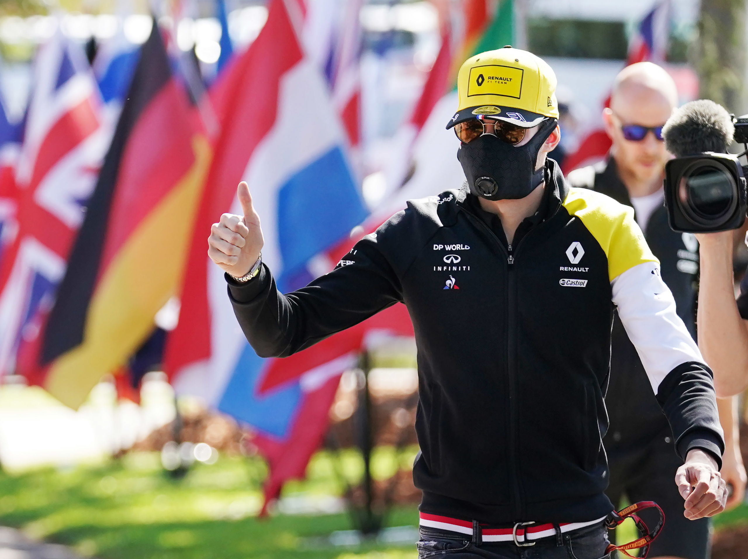 Esteban Ocon, van team Renault, arriveerde met een mondkapje op op het circuit van Melbourne.