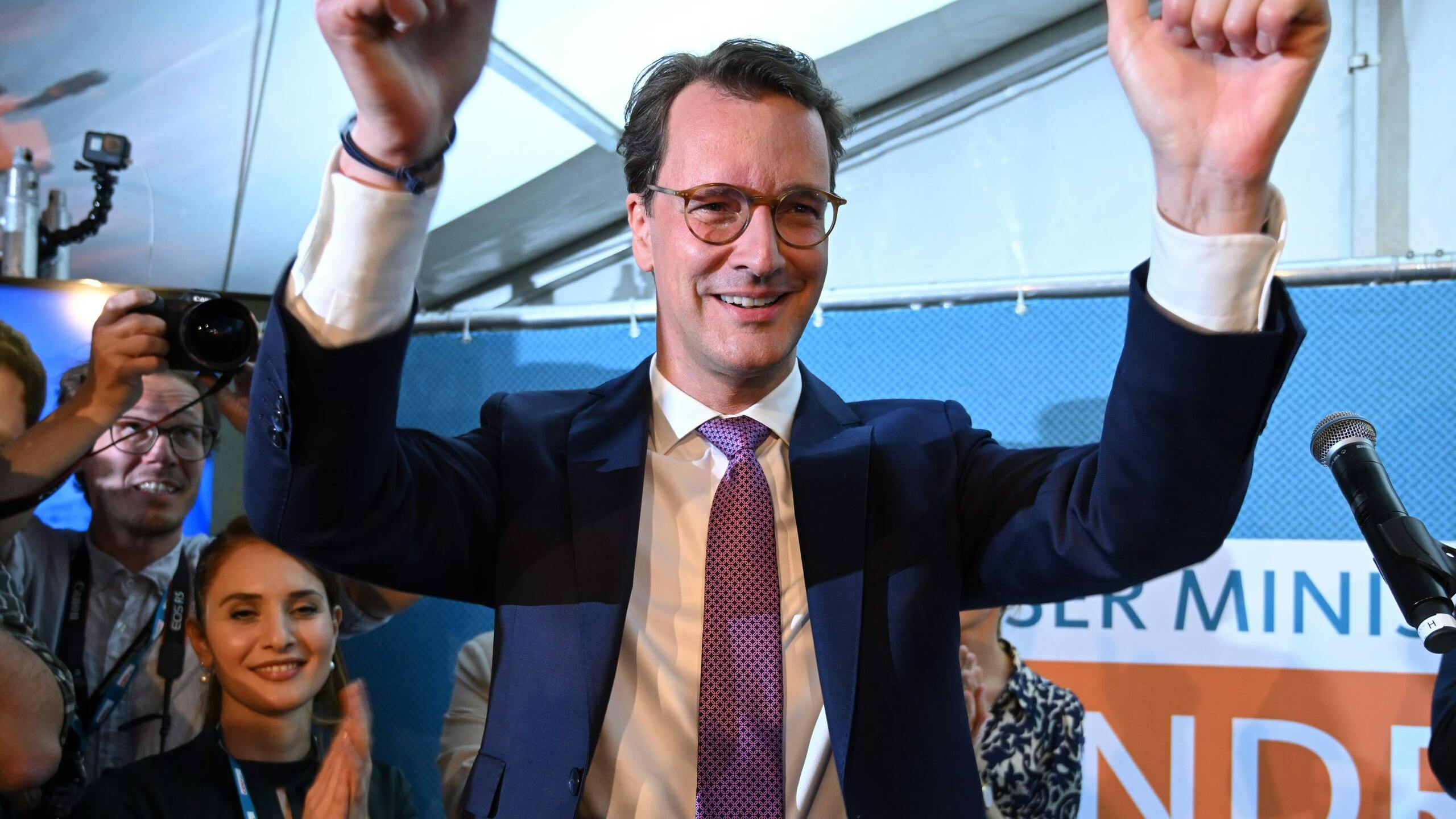 Deelstaatpremier Hendrik Wüst viert feest op de avond van de verkiezingen.