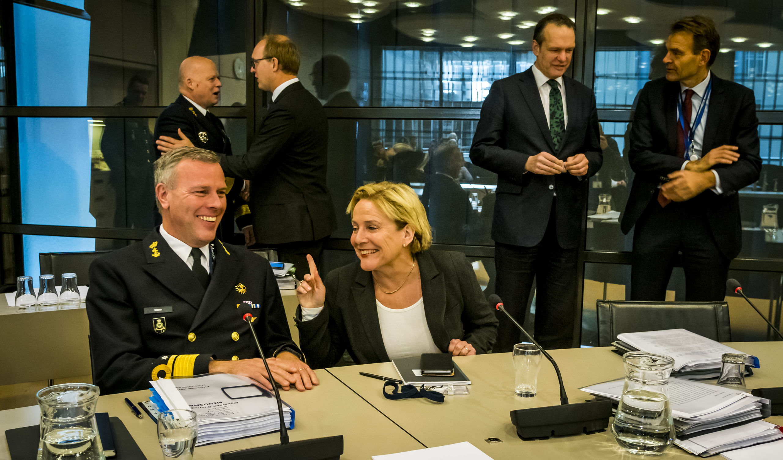 Commandant der Strijdkrachten luitenant-admiraal Rob Bauer en minister Ank Bijleveld van Defensie tijdens een debat over de verlenging van de Nederlandse bijdrage aan de VN-missie Minusma in Mali.