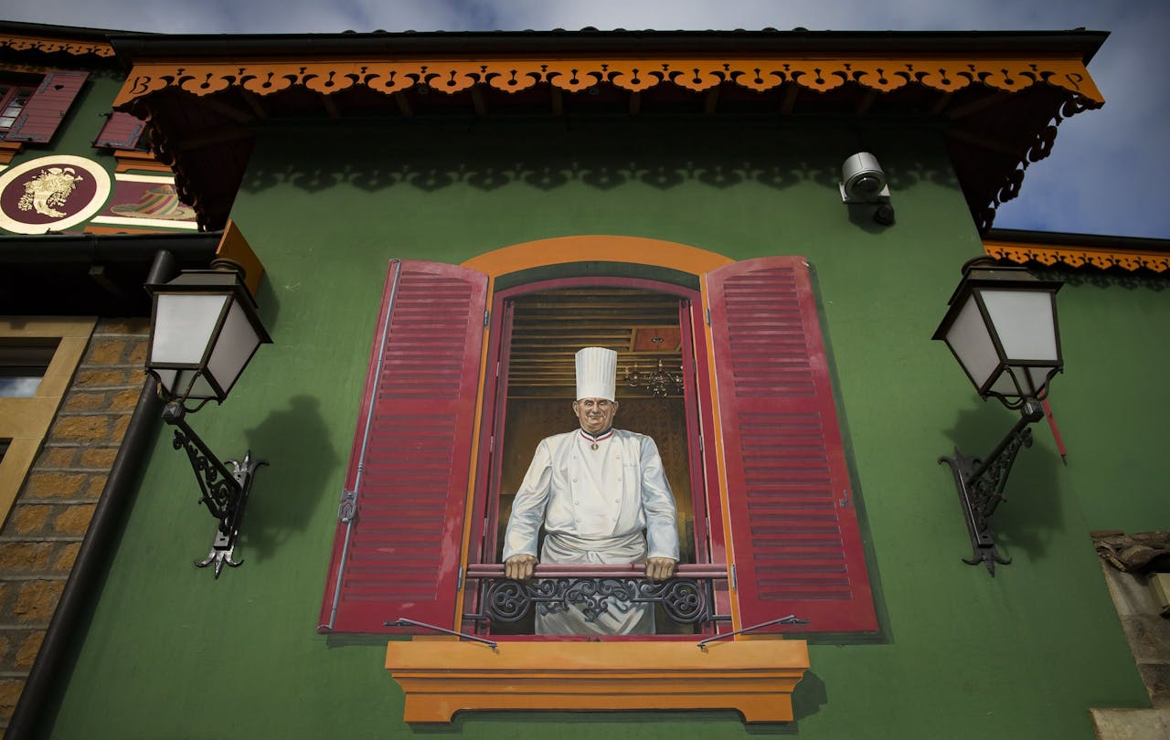 Bocuse op een muurschildering op zijn drie-Michelinsterrenrestaurant L'Auberge du Pont de Collonges, bij Lyon