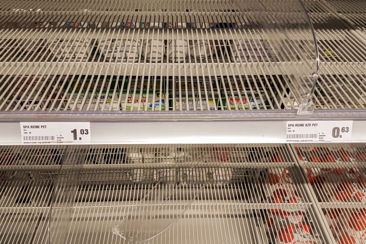 2017-11-08 12:52:07 VLAARDINGEN - Lege schappen in de supermarkt waar normaliter de flessen drinkwater liggen. Bewoners van Vlaardingen slaan massaal flessen drinkwater in, nadat bekend is geworden dat er een bacterie in de waterleiding zit. ANP GINOPRESS