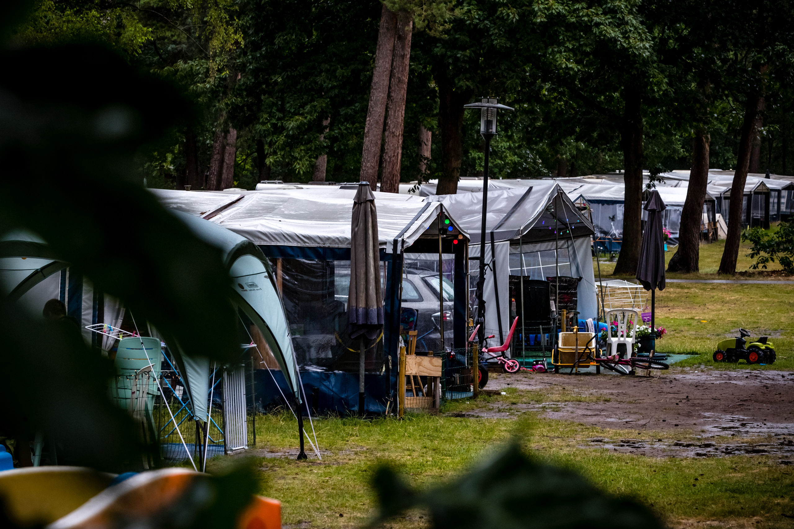 Een regenachtige campingdag