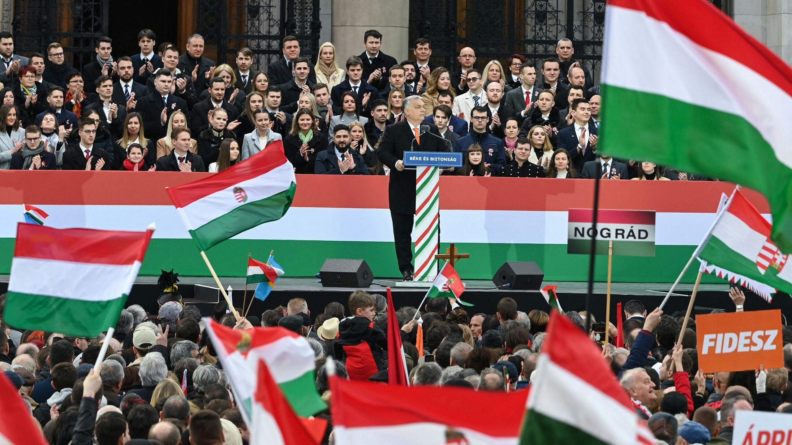 Premier Viktor Orbán tijdens een grote demonstratie voor het Hongaarse parlement ruim een week geleden. 