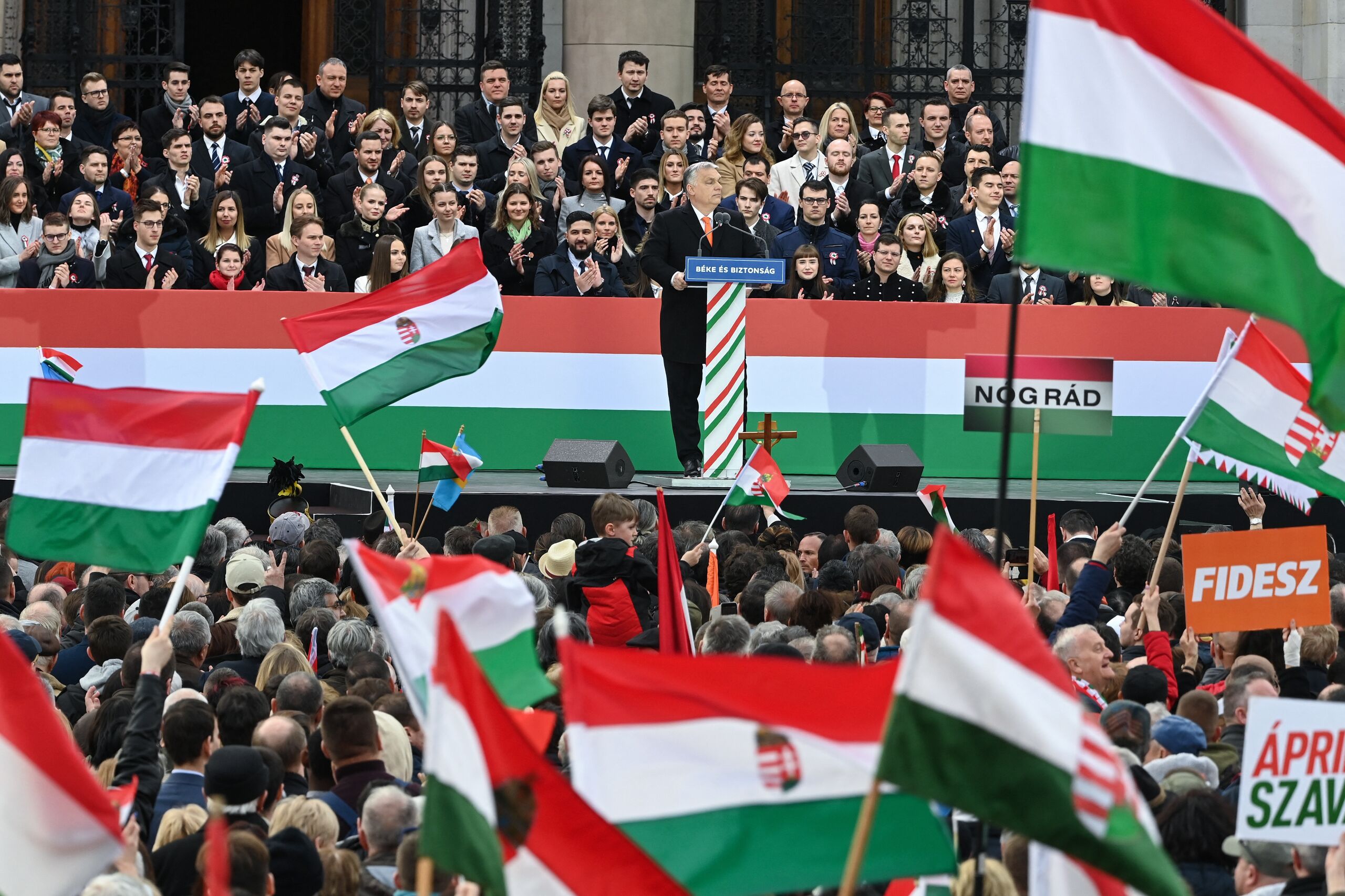 Premier Viktor Orbán tijdens een grote demonstratie voor het Hongaarse parlement ruim een week geleden. 