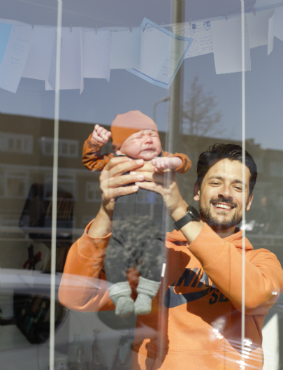 Een trotse Miguel de Groot met baby