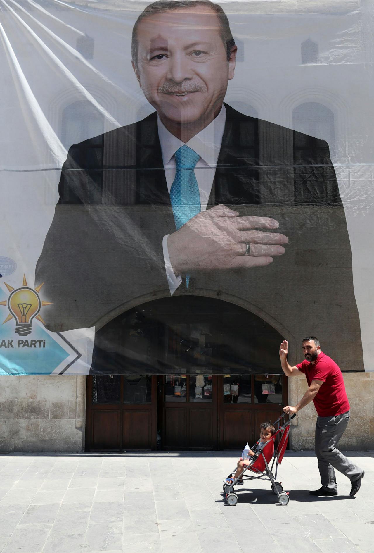 Een reusachtige poster van de Turkse president Recep Tayyip Erdogan siert een muur in het Turkse Gaziantep.