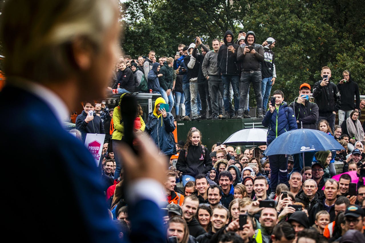 Geert Wilders (PVV) spreekt boeren toe tijdens een protest in Den Haag. Belangenbehartiger LTO Noord riep op tot het boerenprotest en eist een opschorting van de beleidsregels rond stikstof.