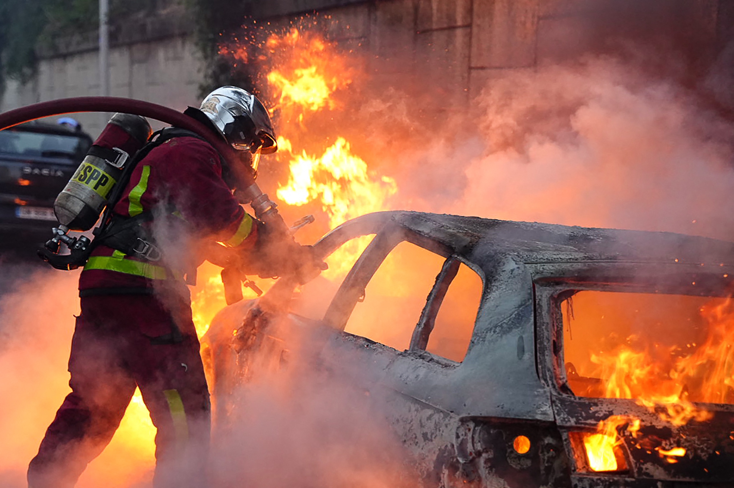 Des troubles ont éclaté à Nanterre, en banlieue parisienne, suite au décès d'un garçon de 17 ans.  Il a été abattu par un policier mardi matin.  Des abribus ont été détruits à plusieurs endroits et des poubelles ont été incendiées.