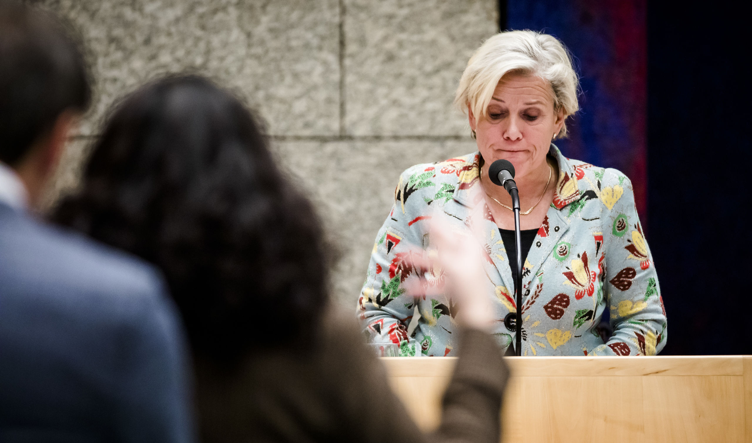 Minister Ank Bijleveld (Defensie) tijdens een debat in de Tweede Kamer over het Nederlands bombardement in Irak.