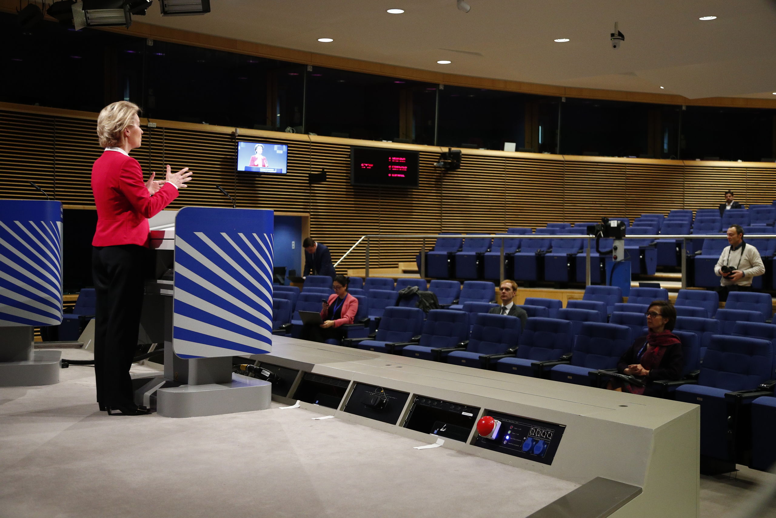 EU-voorzitter Ursula von der Leyen geeft een persconferentie 
