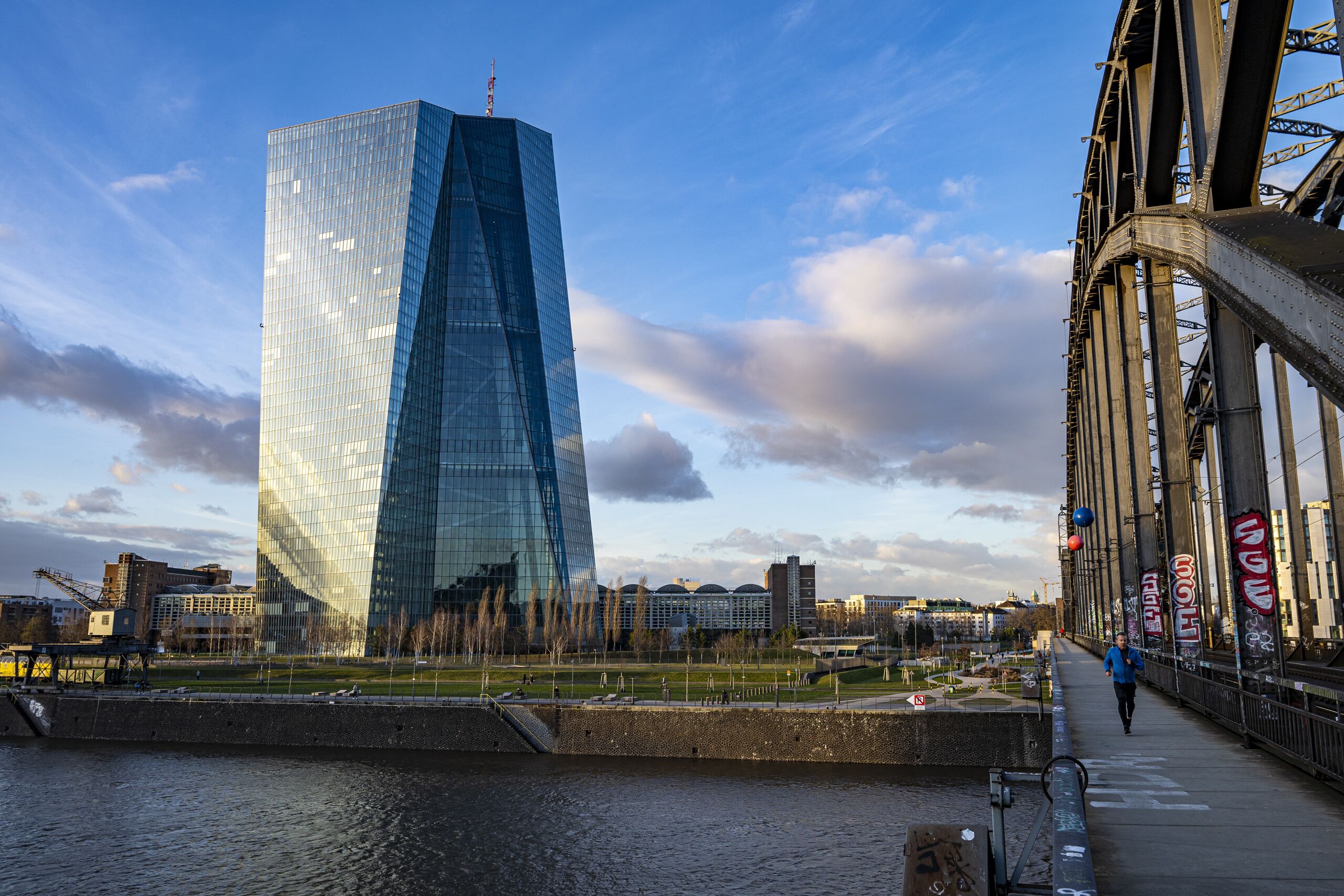 7 februari 2022, FRANKFURT, DUITSLAND - Het gebouw van de Europese Centrale Bank (ECB) en de Deutschherrnbrucke. ANP / Hollandse Hoogte / Tobias Kleuver