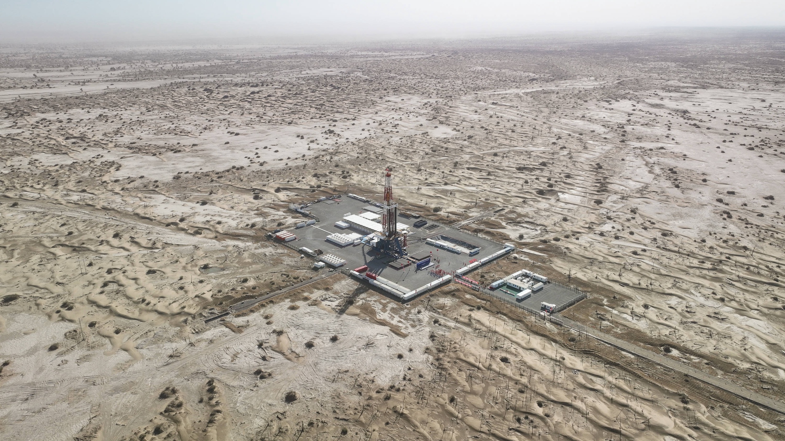 De Chinese provincie Xinjiang staat bekend om de enorme rijkdom aan bodemschatten als zeldzame aardmetalen, gas en olie. Vorige maand ontdekte China’s grootste raffinagebedrijf aanzienlijke olie- en gasstromen in een proefboring in het Tarimbekken op een diepte van meer dan 8.500 meter.