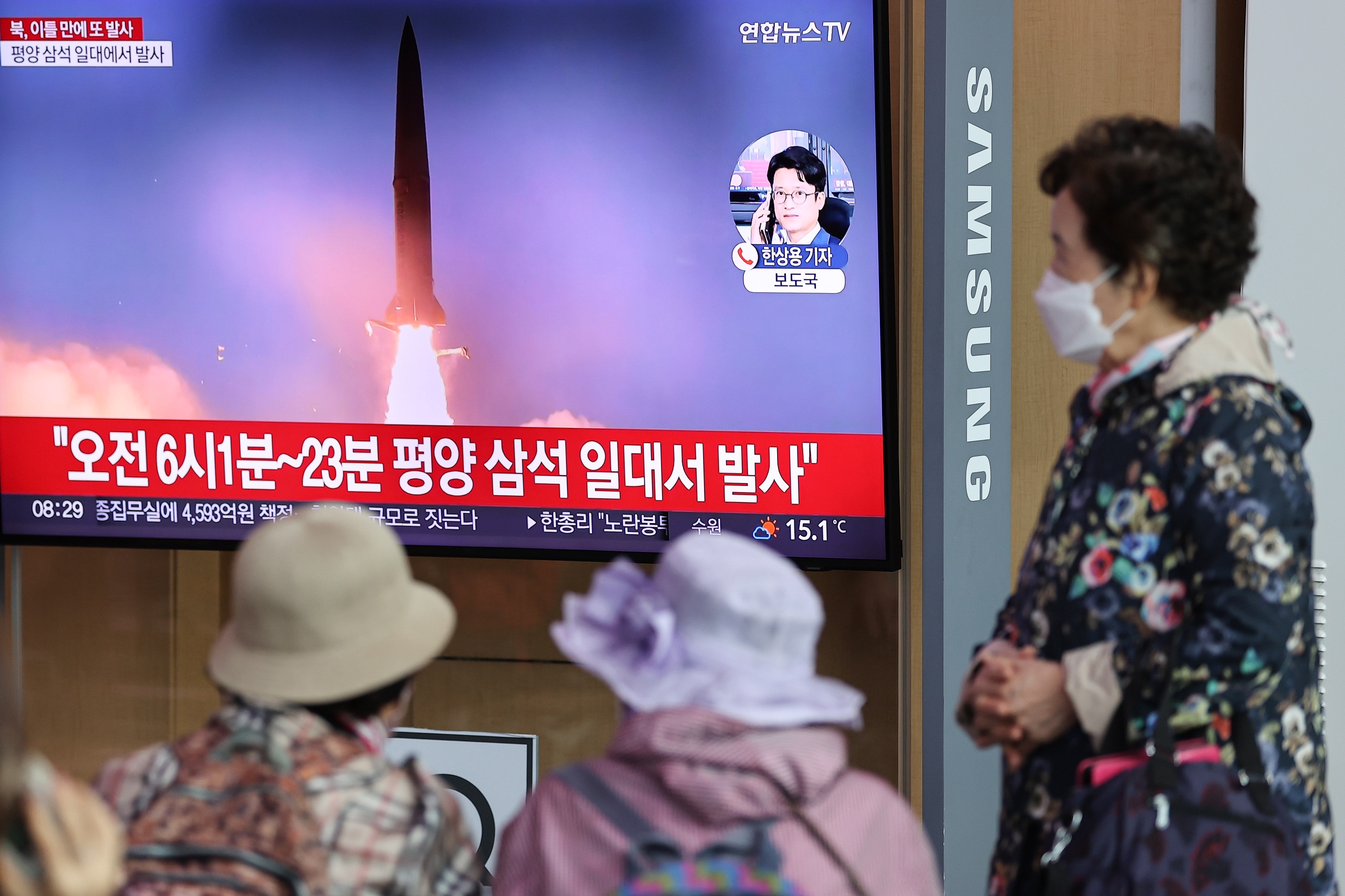 Enkele dagen nadat Noord-Korea een raket afvuurde die over Japan heen vloog, heeft het regime van Kim Jong-un donderdagochtend (lokale tijd) opnieuw twee raketten afgevuurd, melden Zuid-Korea en Japan. De projectielen zouden in de Japanse Zee zijn neergekomen, tussen Noord-Korea en Japan.