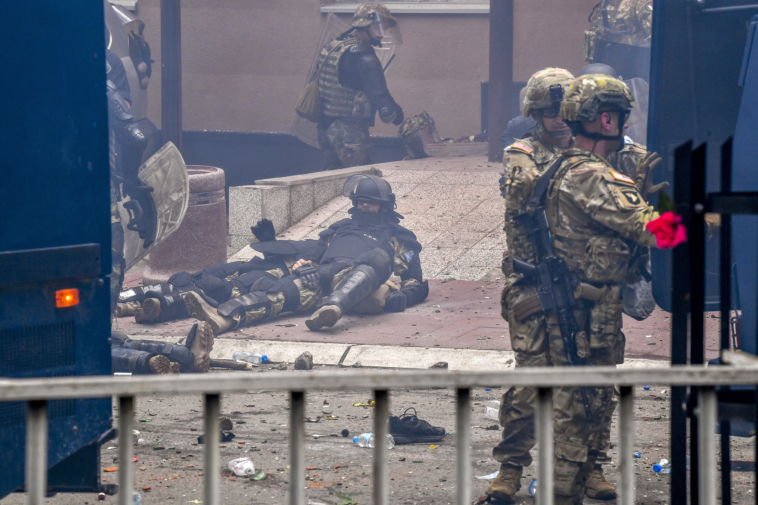 De NAVO-commandant die leidinggeeft aan KFOR-eenheden in Kosovo, heeft geen goed woord over voor het geweld van afgelopen weekend waarbij tientallen soldaten gewond zijn geraakt. 