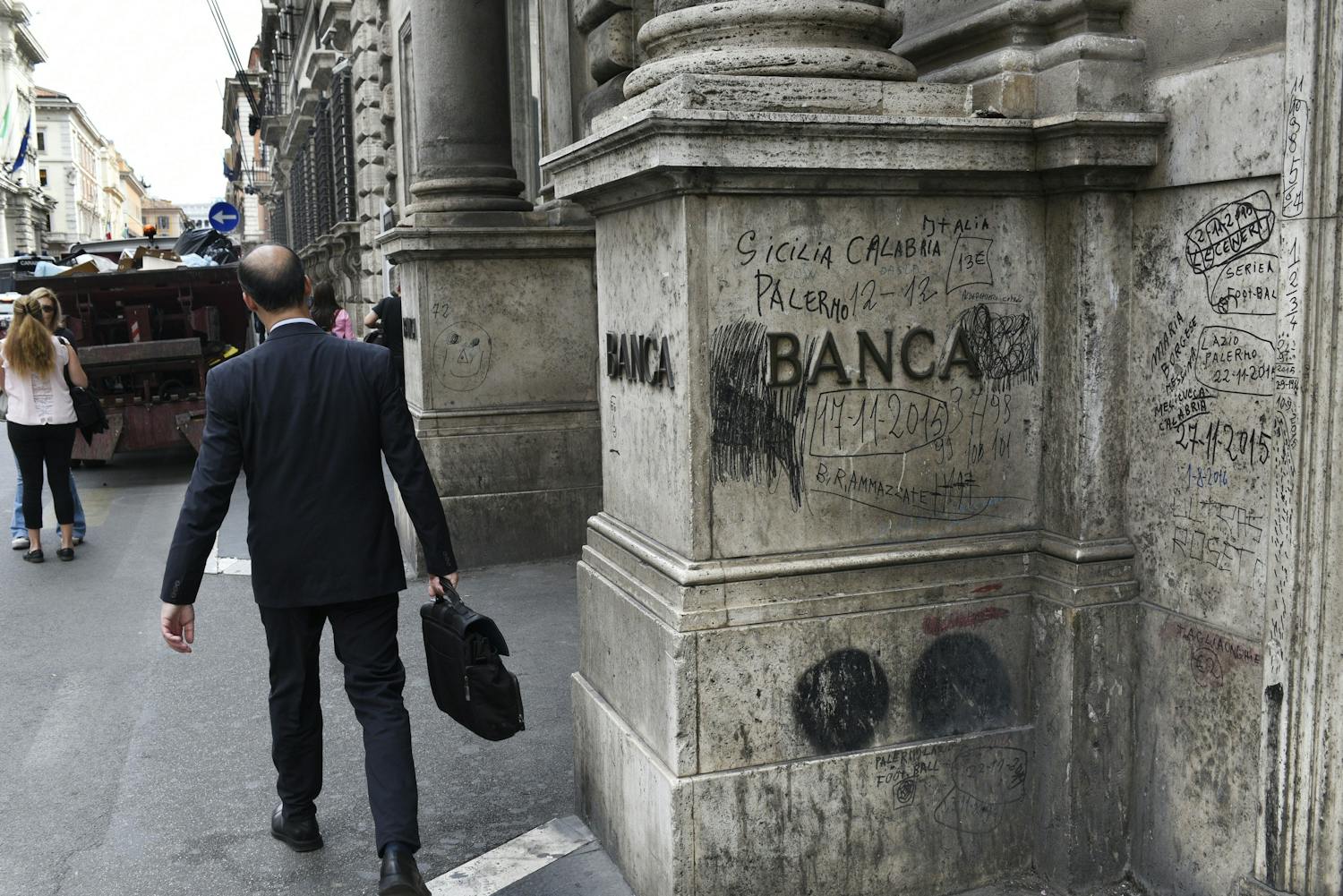 Il “fiasco epico” La riduzione delle tasse bancarie mette in luce il conflitto politico interno dell’Italia
