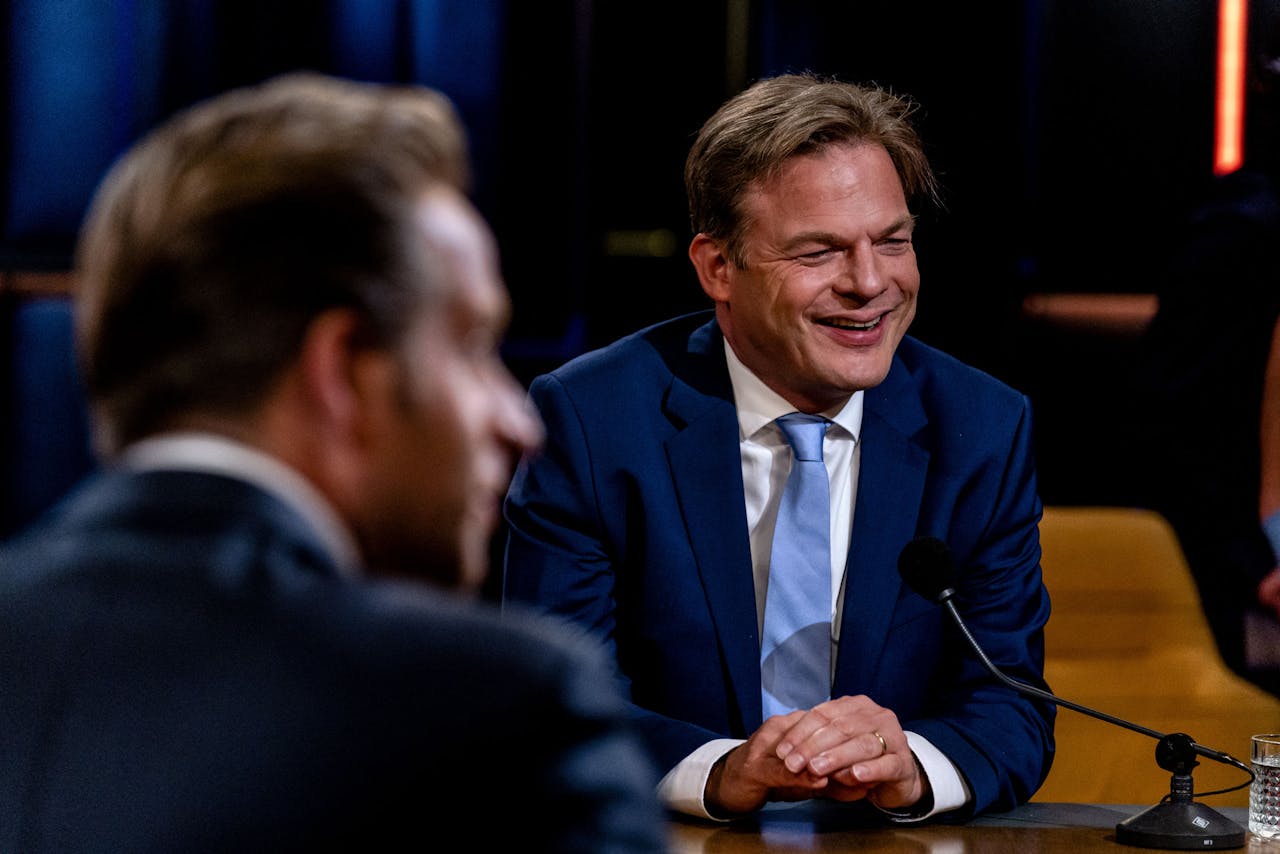 Lijsttrekkerskandidaten Hugo de Jonge en Pieter Omtzigt in de studio van talkshow Op1