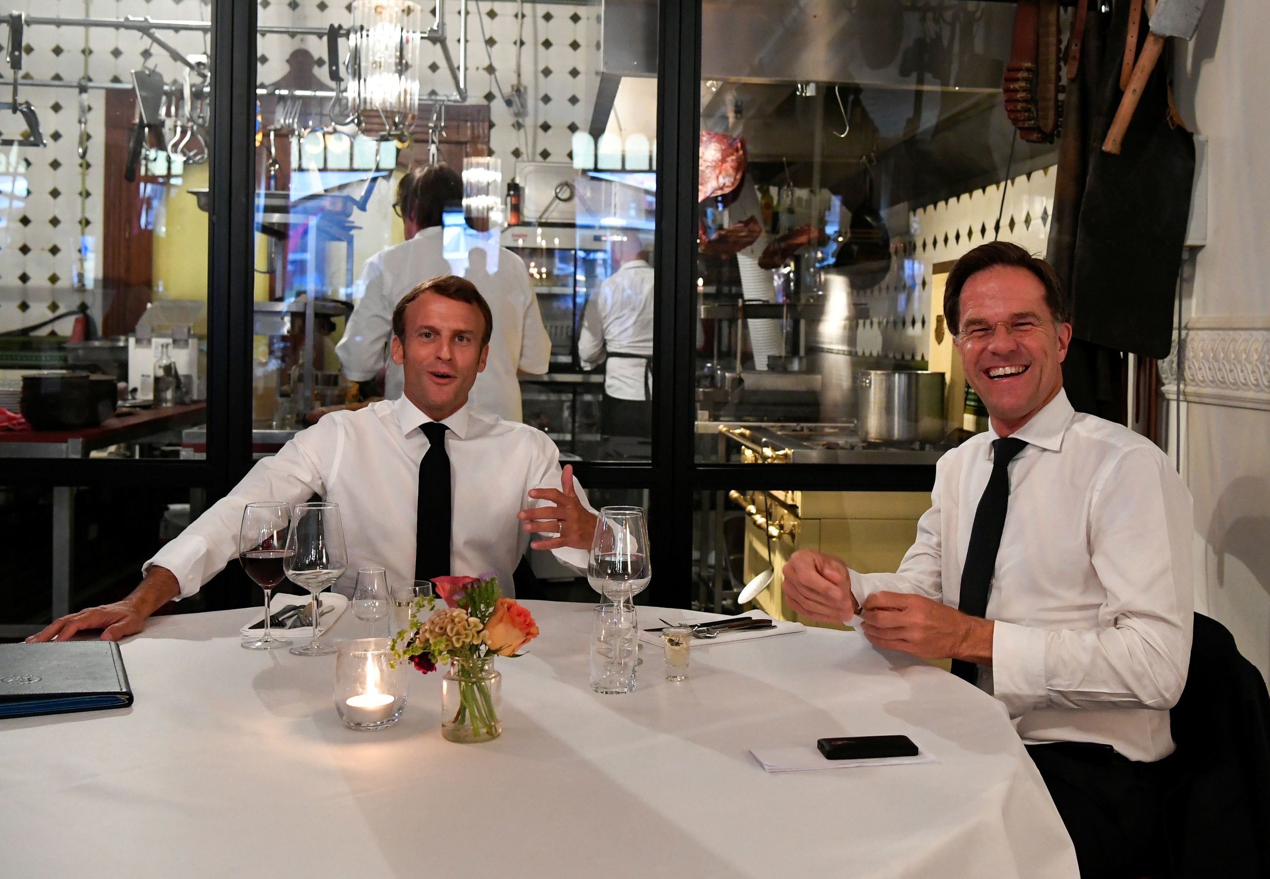 De Franse president Macron en de Nederlandse premier Rutte tijdens hun etentje in het Scheveningse restaurant VleeschHouwerij Cru. 